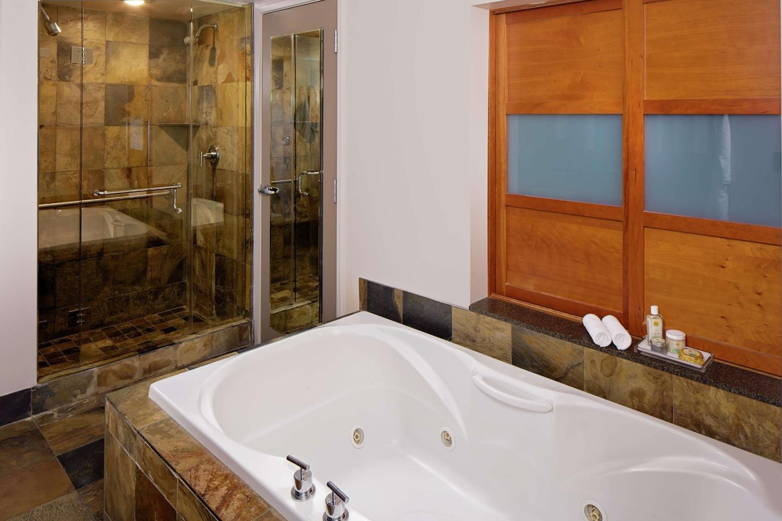 One-Bedroom King Suite with Bay View - Photo 3