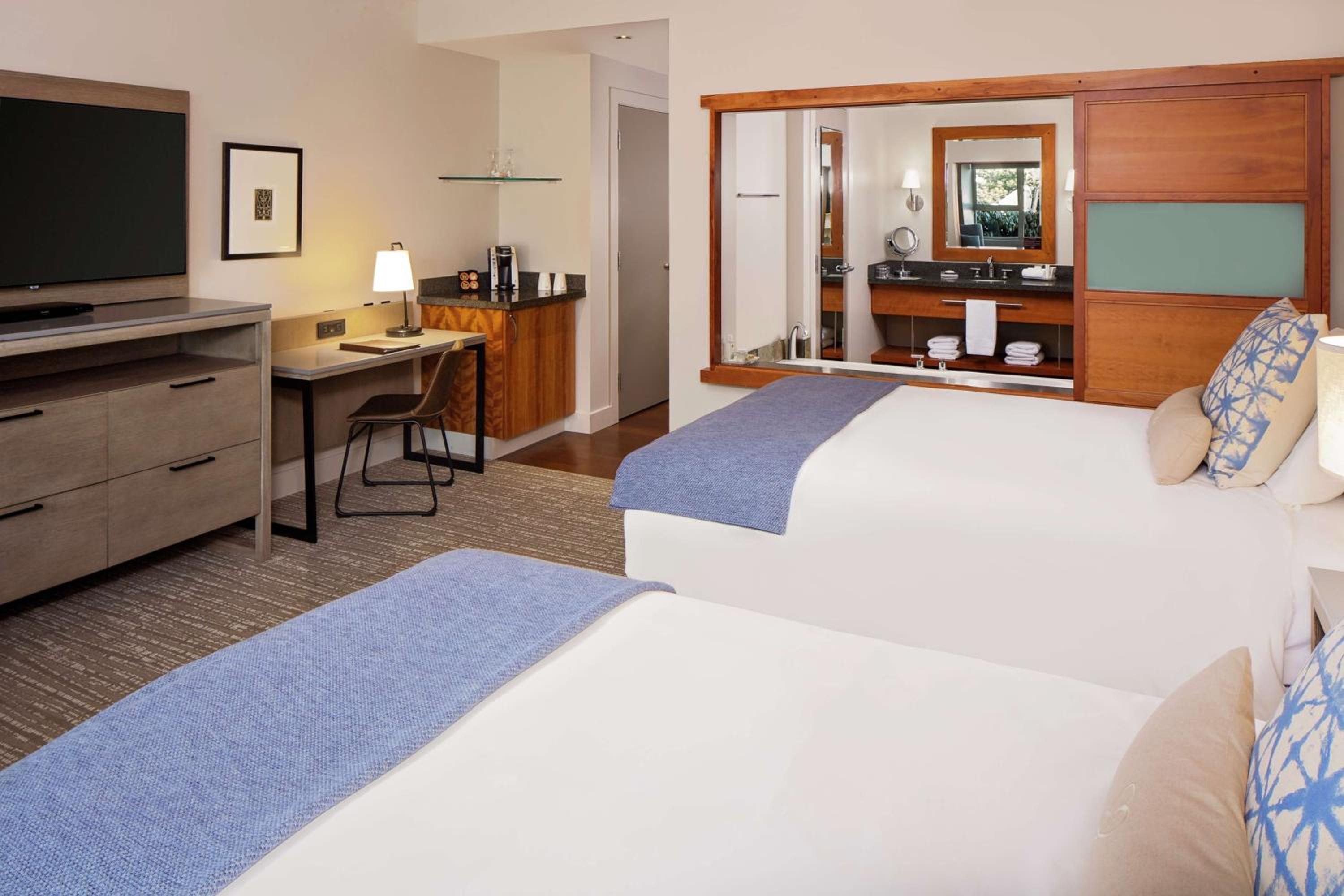 Double Room with Two Double Beds and Partial Bay View - Photo 2
