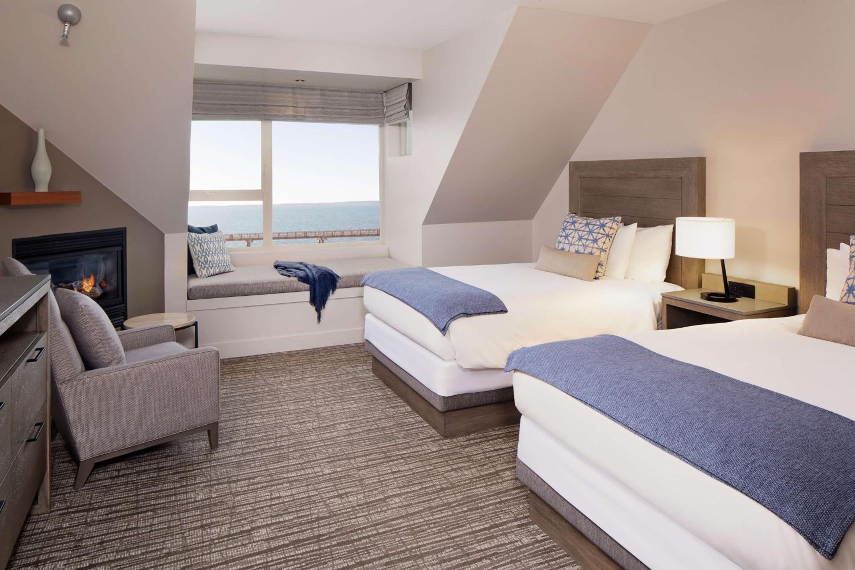 Deluxe Double Room with Two Double Beds and Bay View photo 2