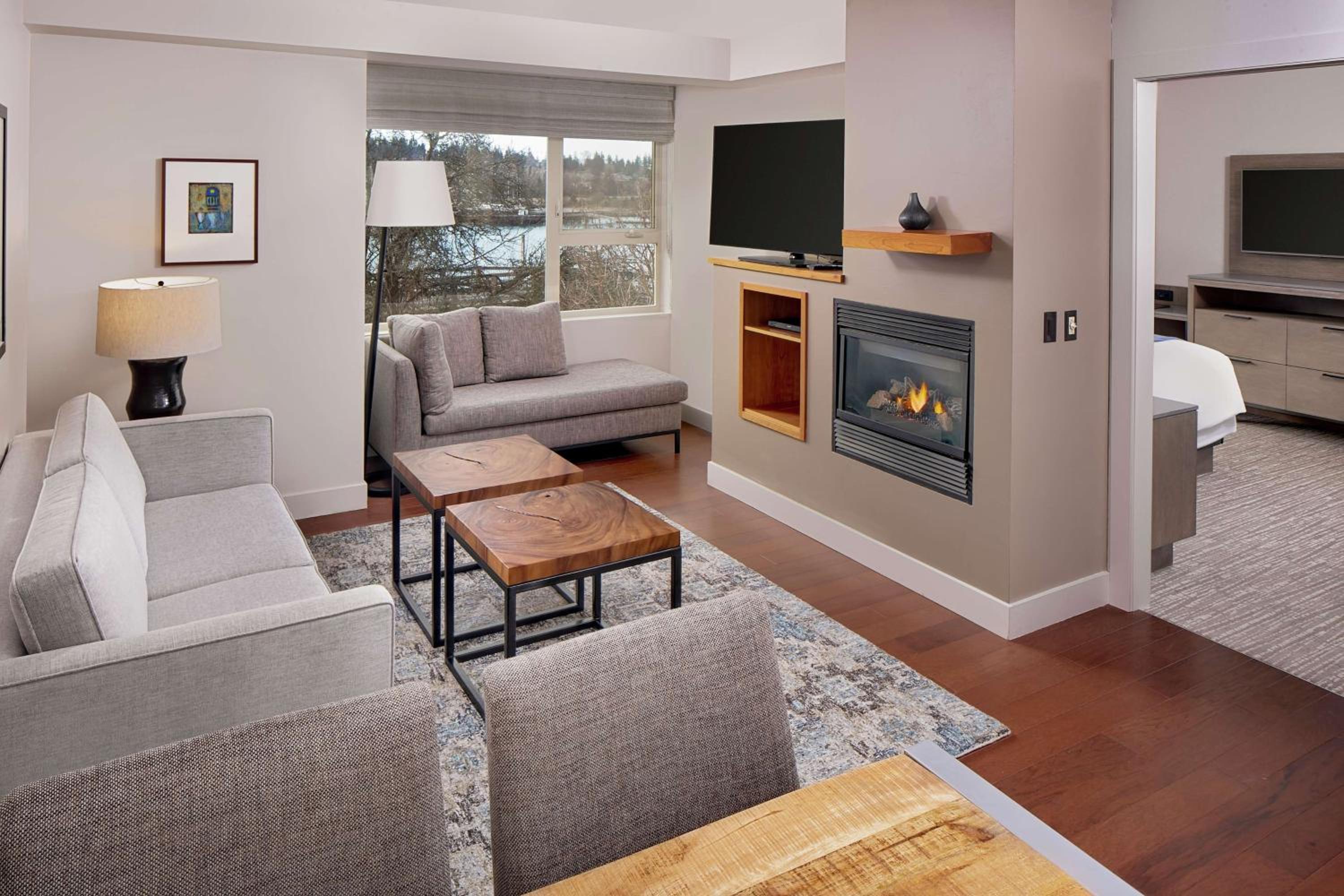 One-Bedroom Corner King Suite with Bay View - Photo 3