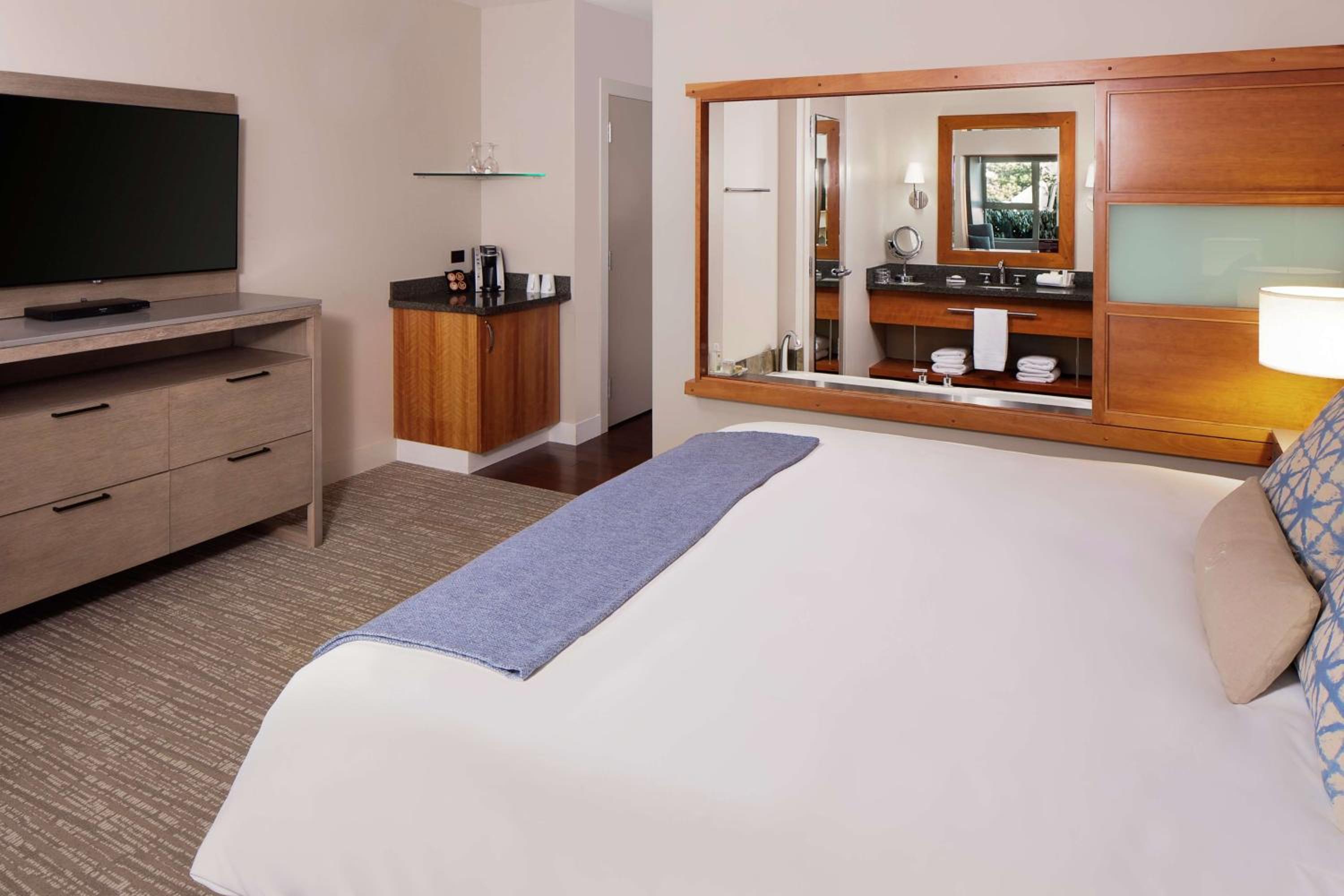 King Room with Partial Bay View - Photo 2