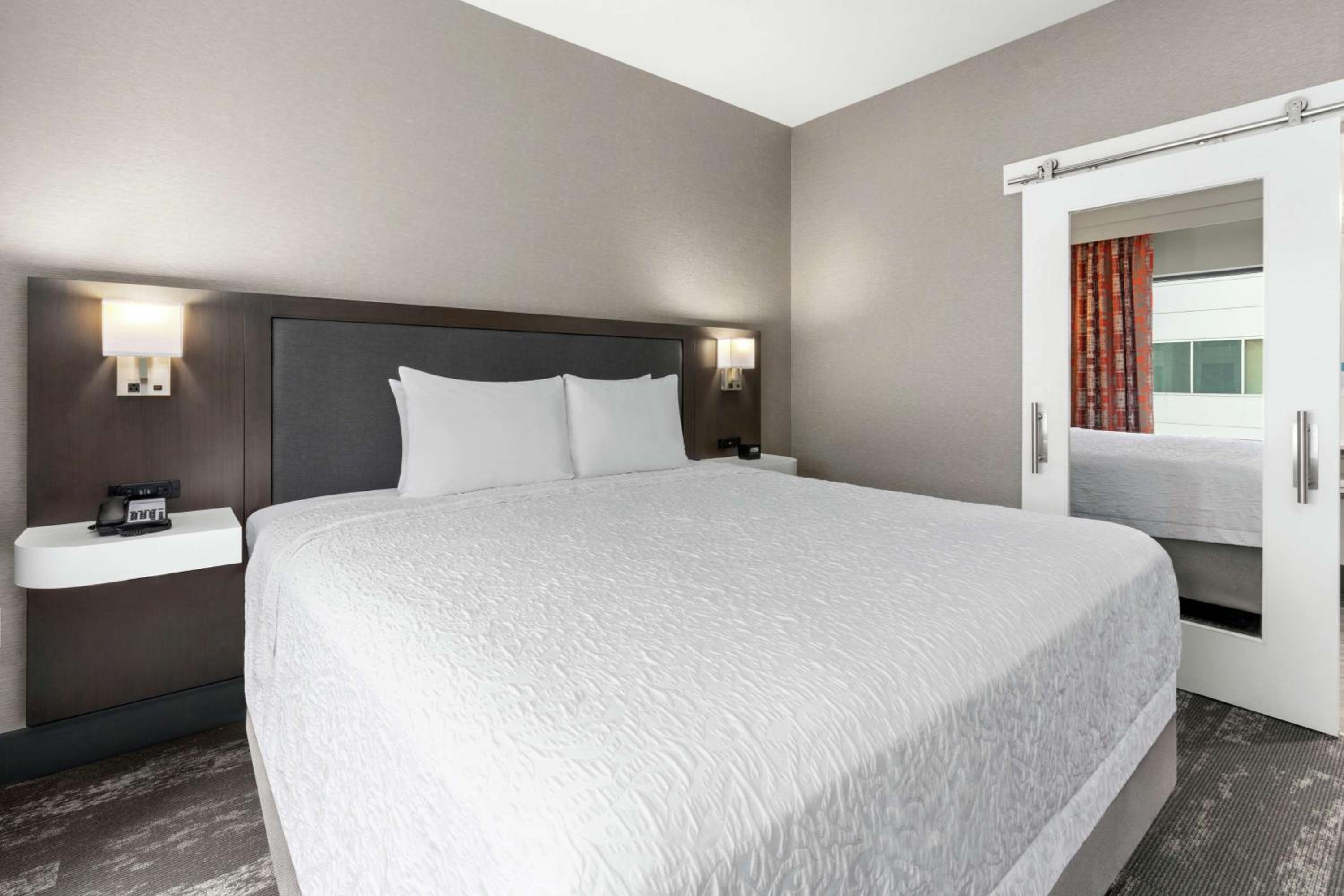 Deluxe King Room with Sofa Bed - City View - Photo 2