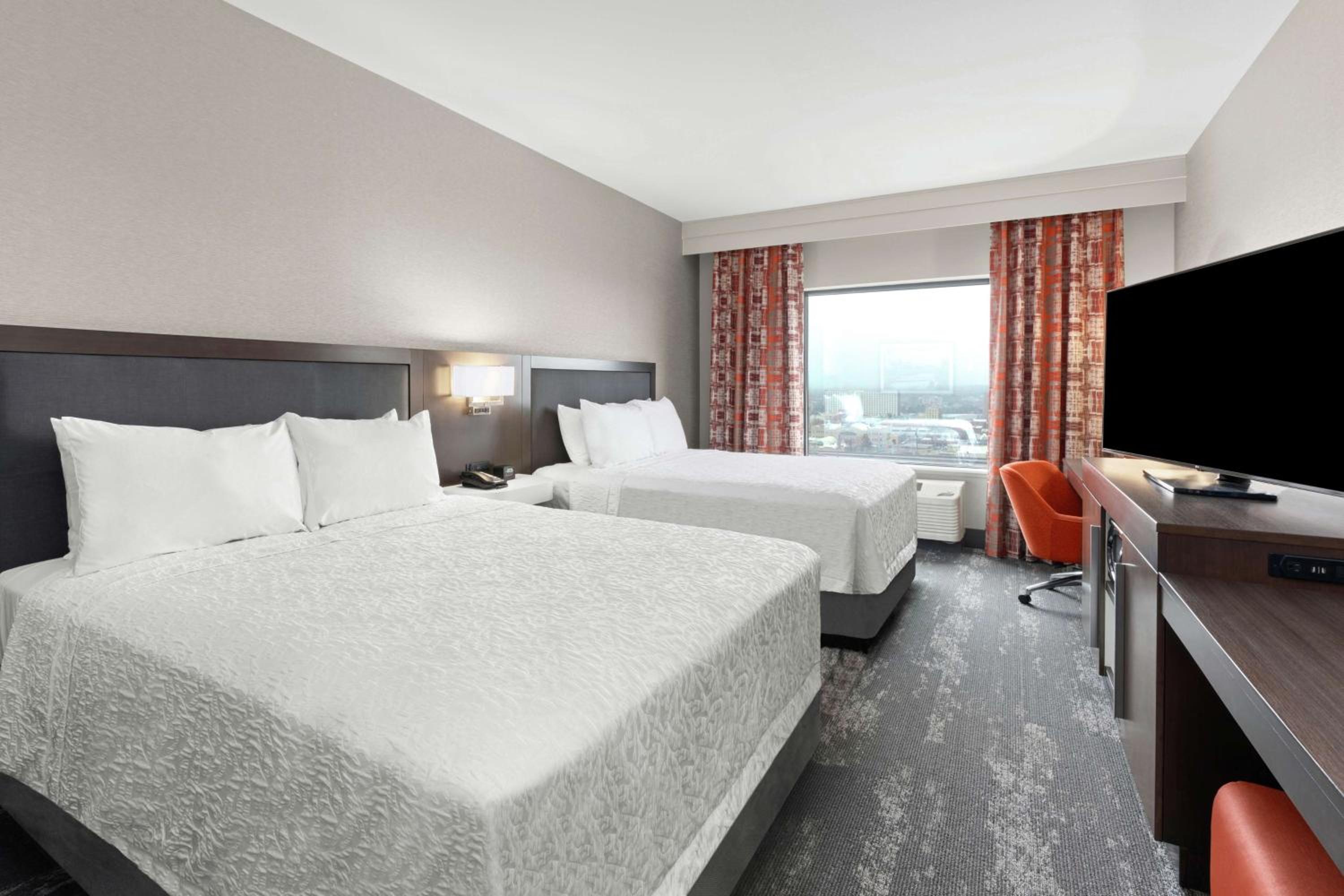 Queen Room with Two Queen Beds - Photo 2