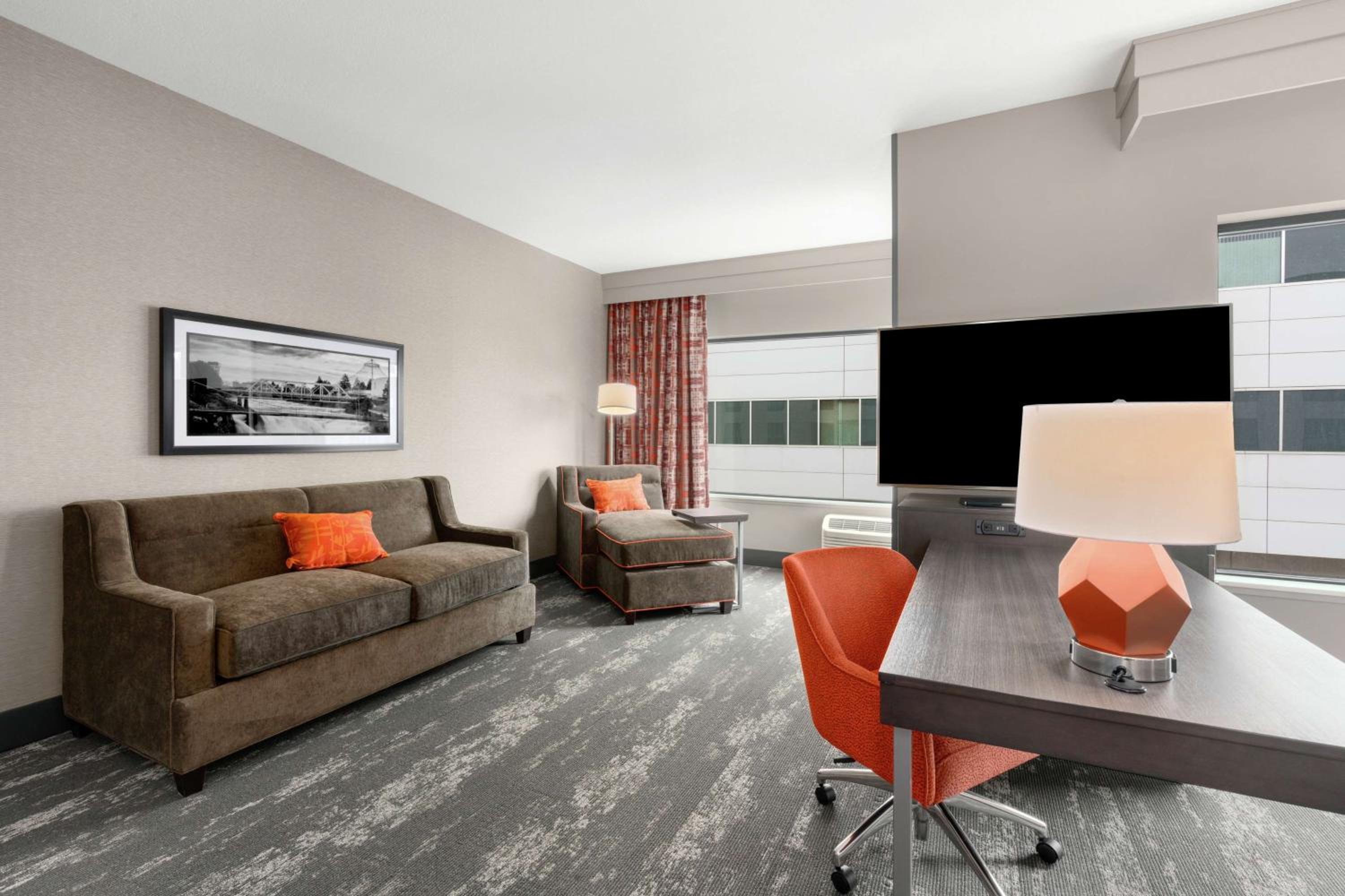 Deluxe King Room with Sofa Bed - City View - Photo 1
