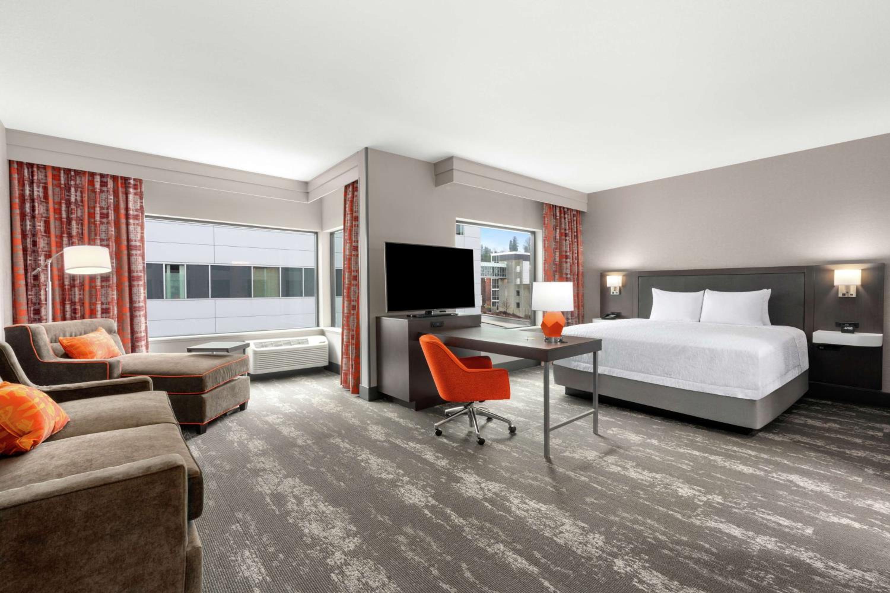 Deluxe King Room with Sofa Bed - City View - Photo 6