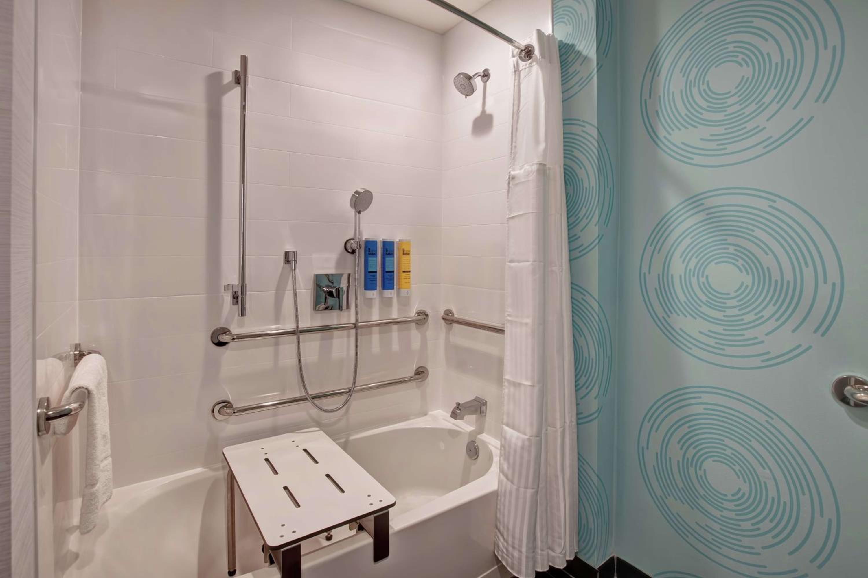 King Room with Tub - Hearing Accessible  - Photo 2