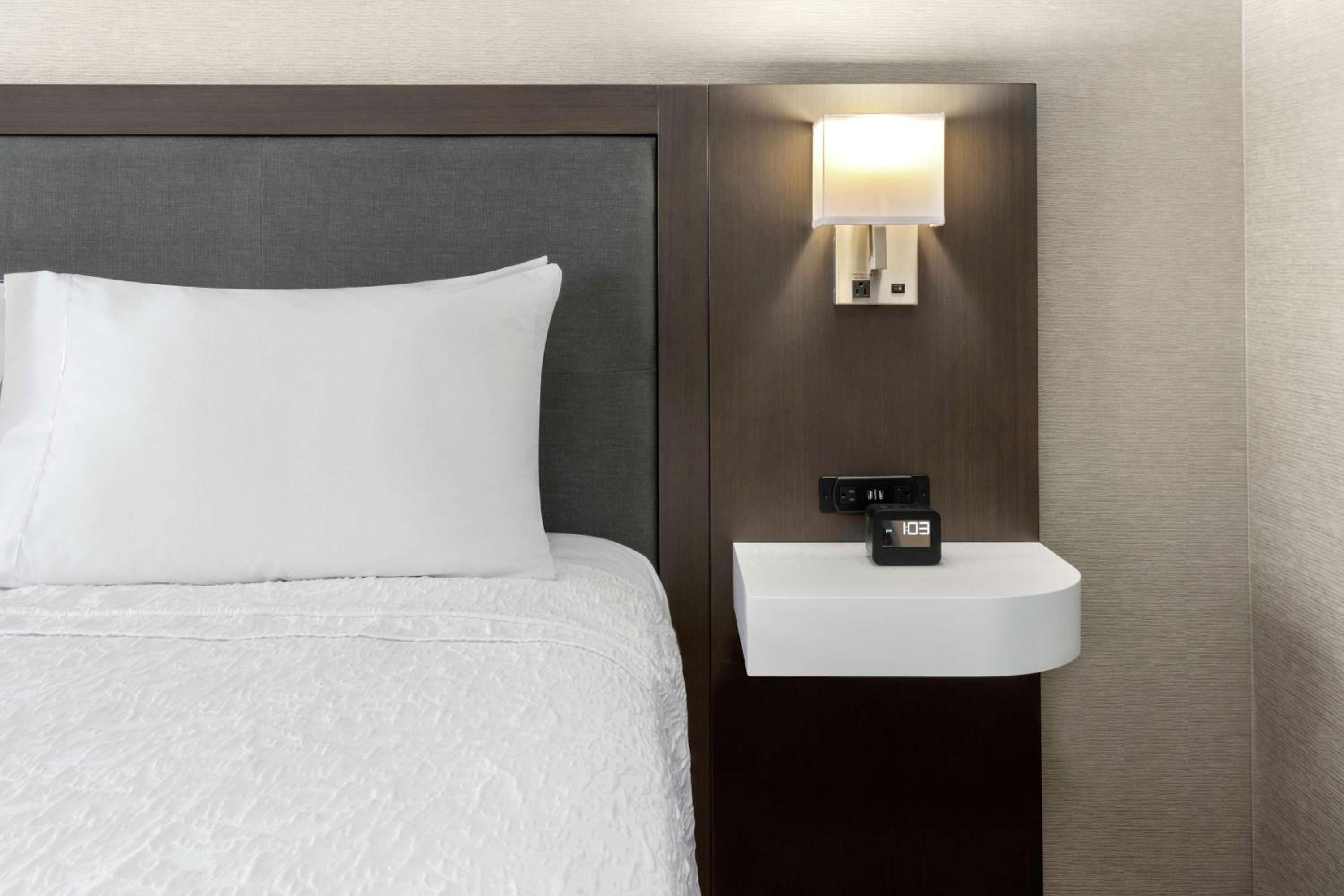 Deluxe King Room with Sofa Bed - City View - Photo 7