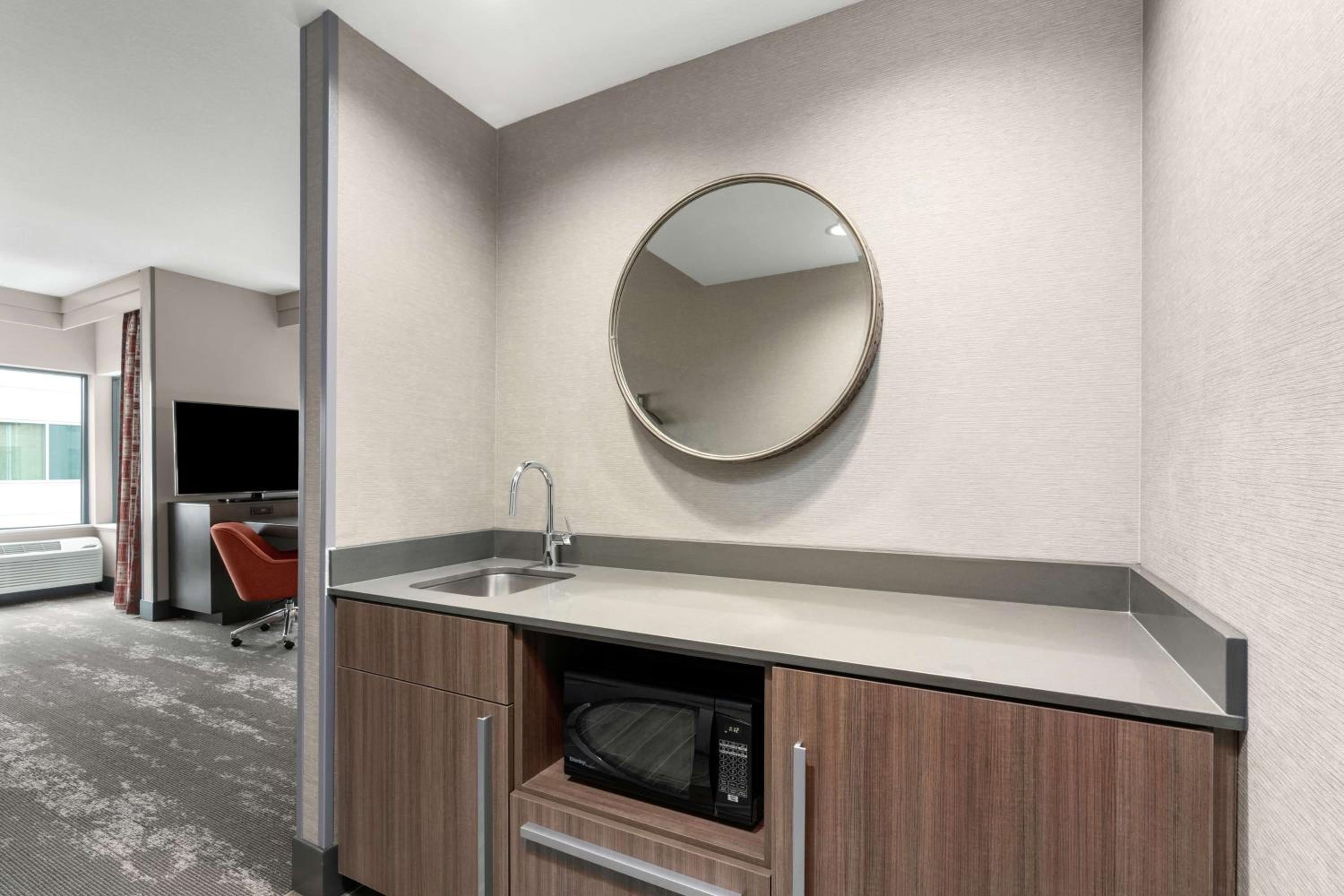 Deluxe King Room with Sofa Bed - City View - Photo 3