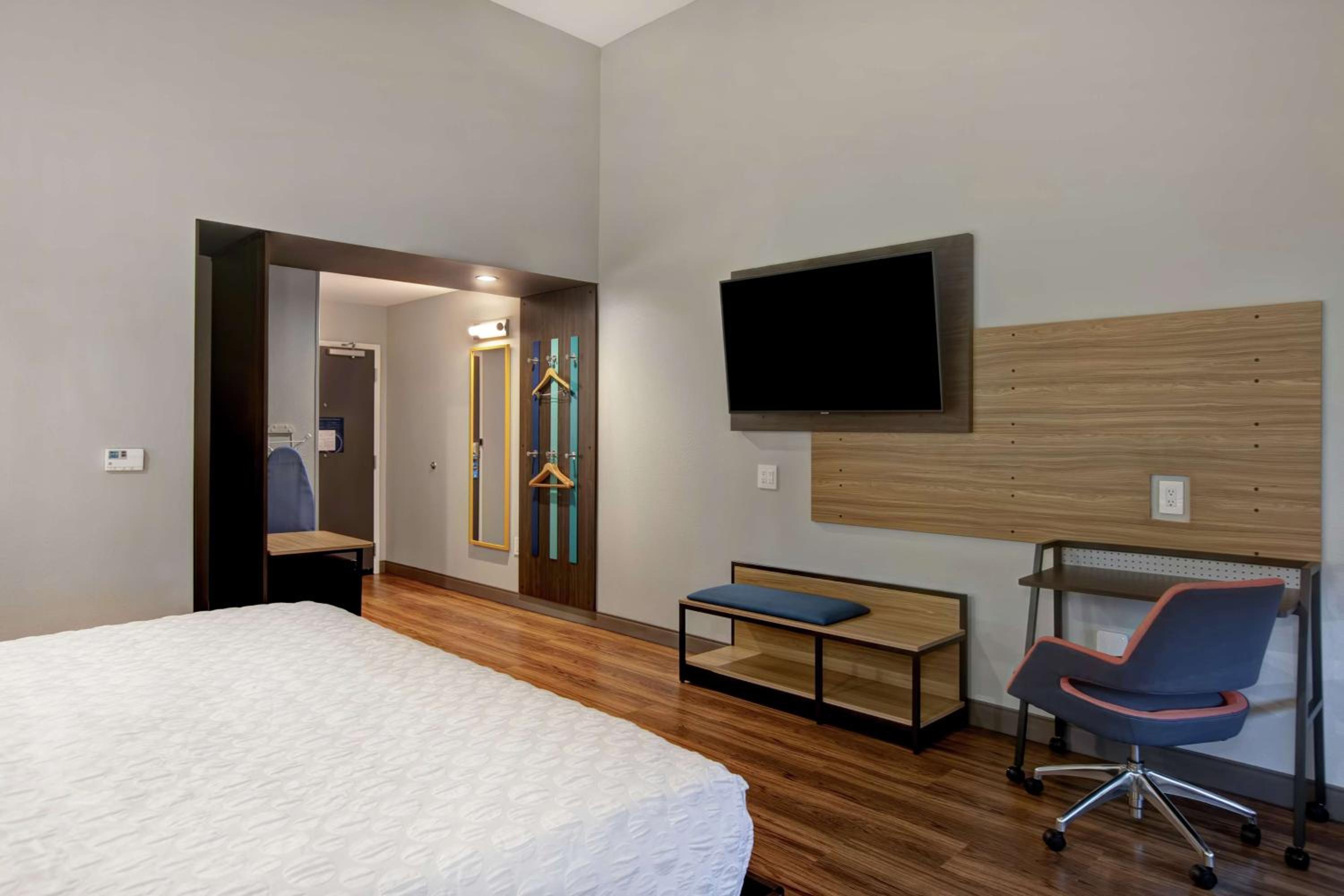 King Room with Tub - Hearing Accessible  - Photo 3