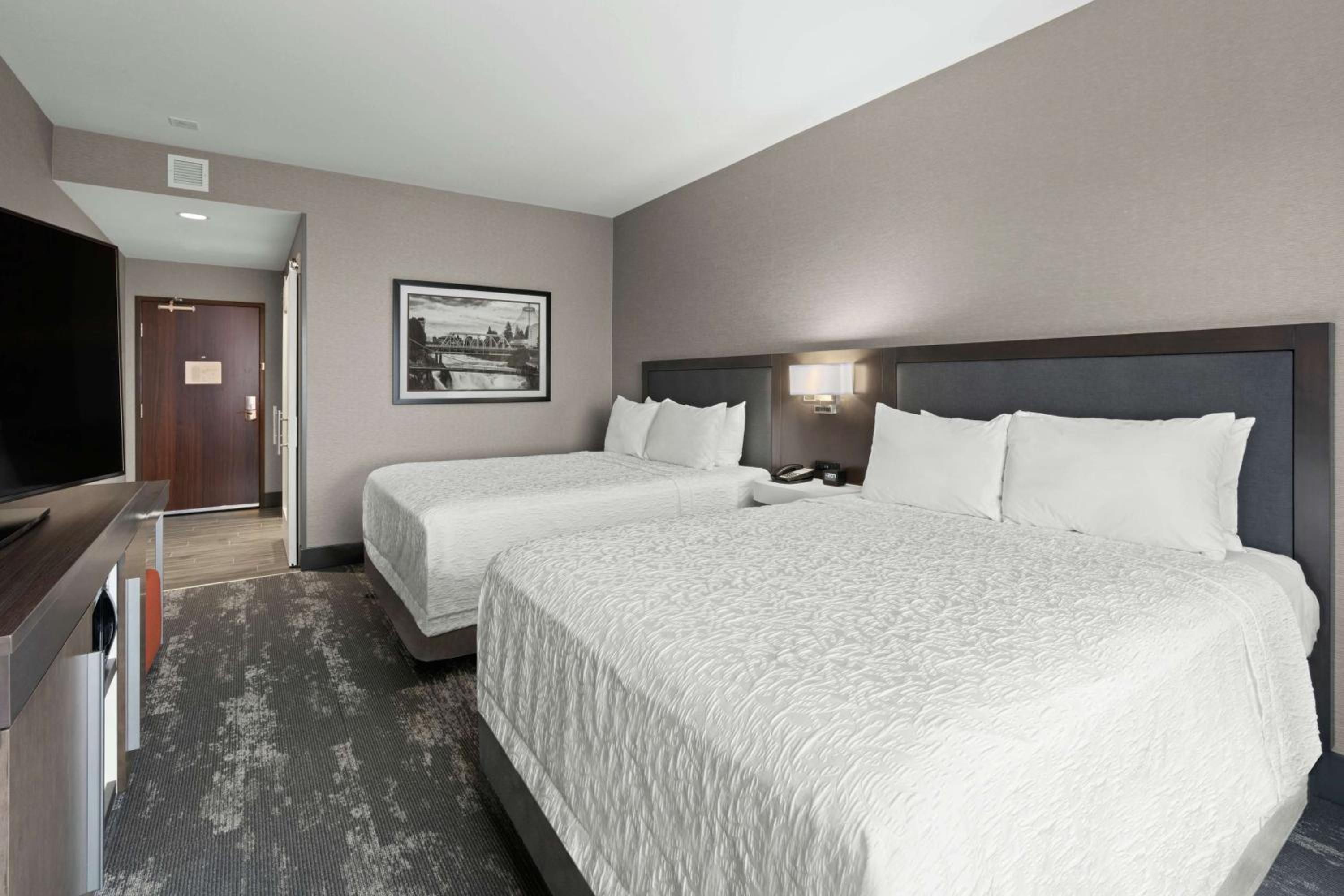 Queen Room with Two Queen Beds - Photo 3