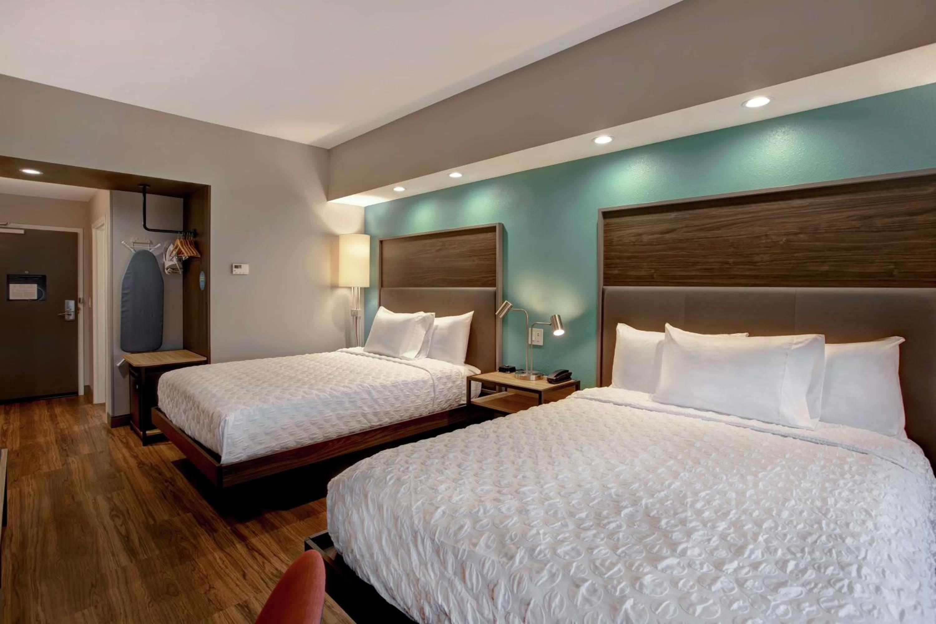 Queen Room with Two Queen Beds - Photo 5