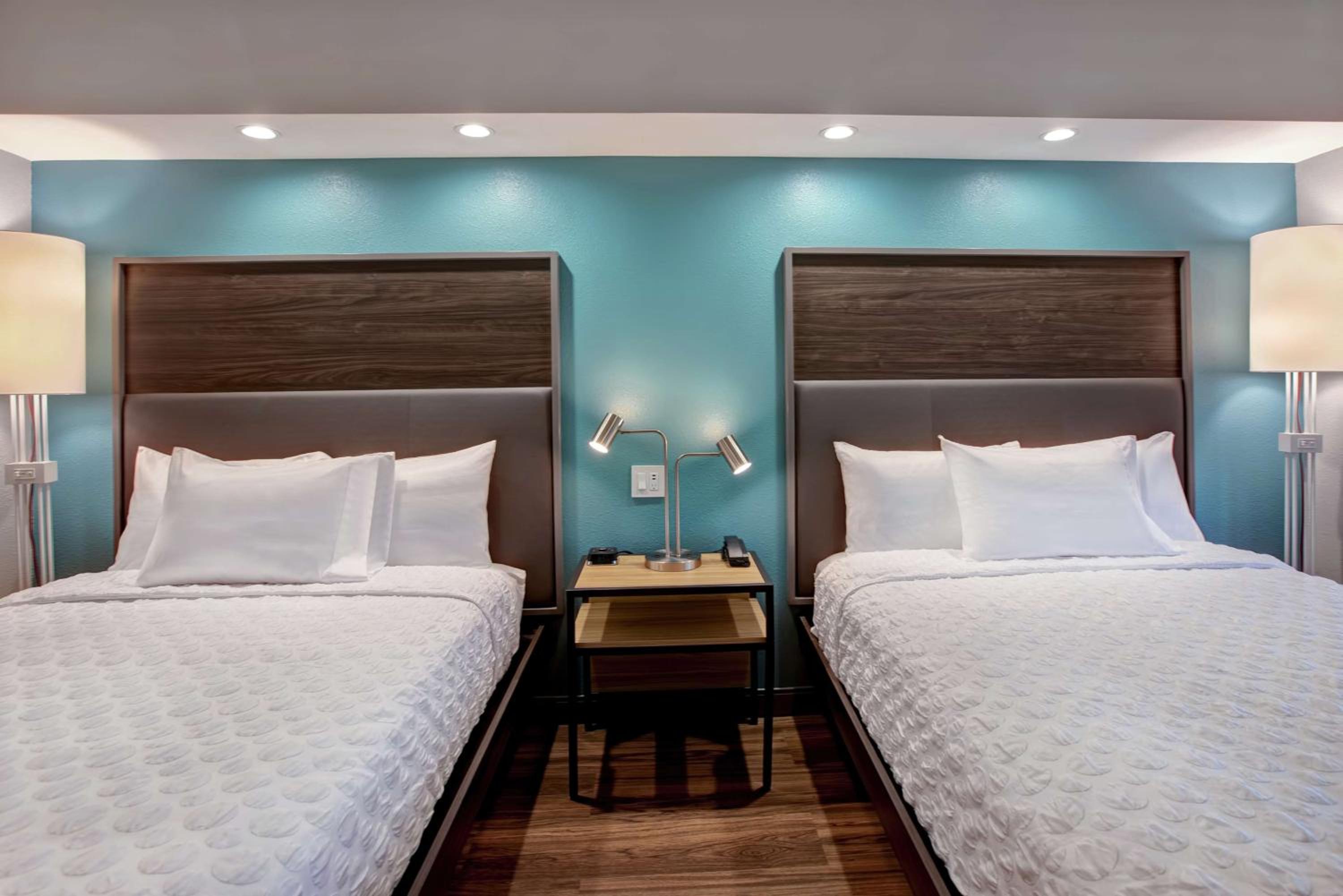 Queen Room with Two Queen Beds - Photo 2