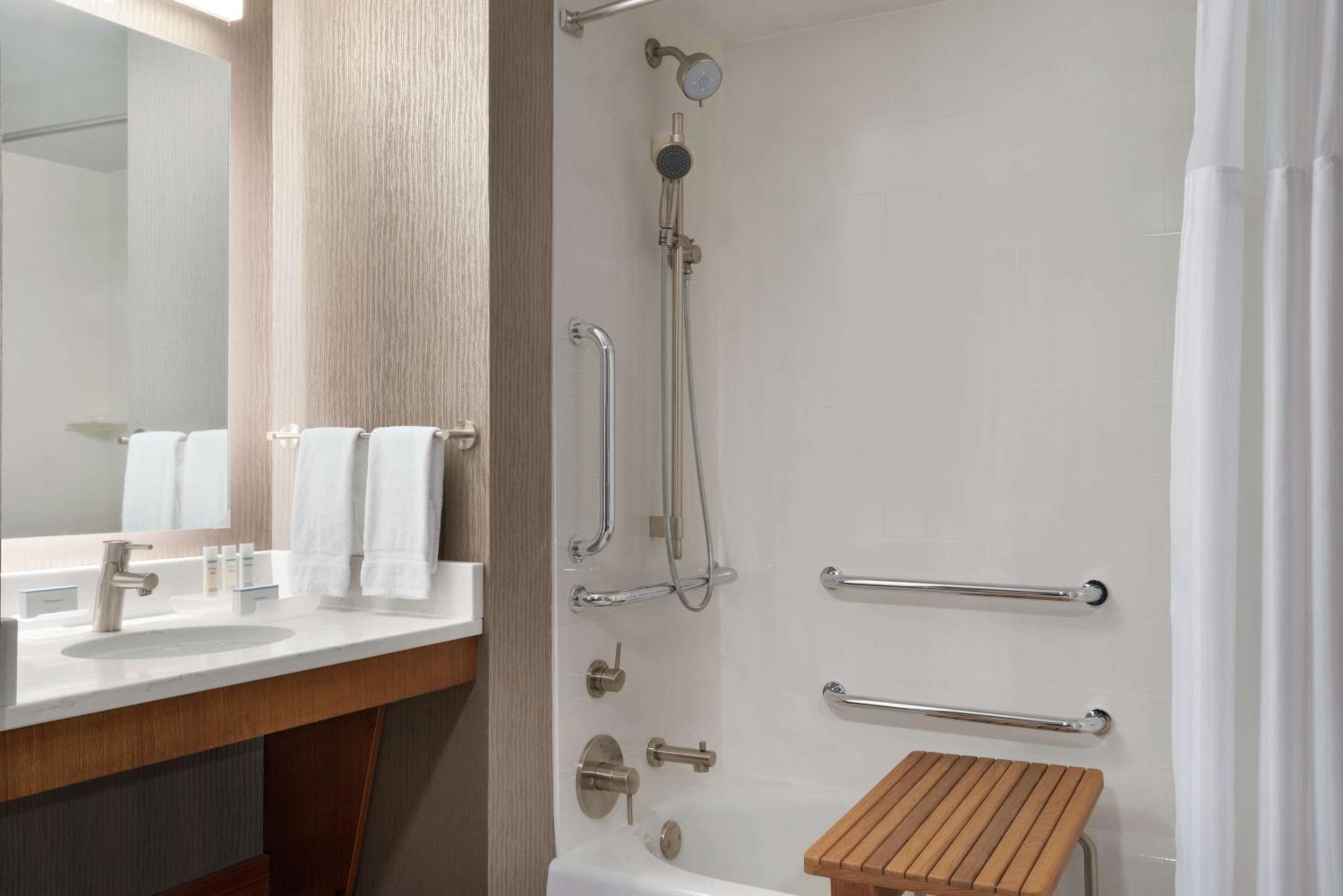 King Studio - Mobility and Hearing Access/Non-Smoking - Photo 4