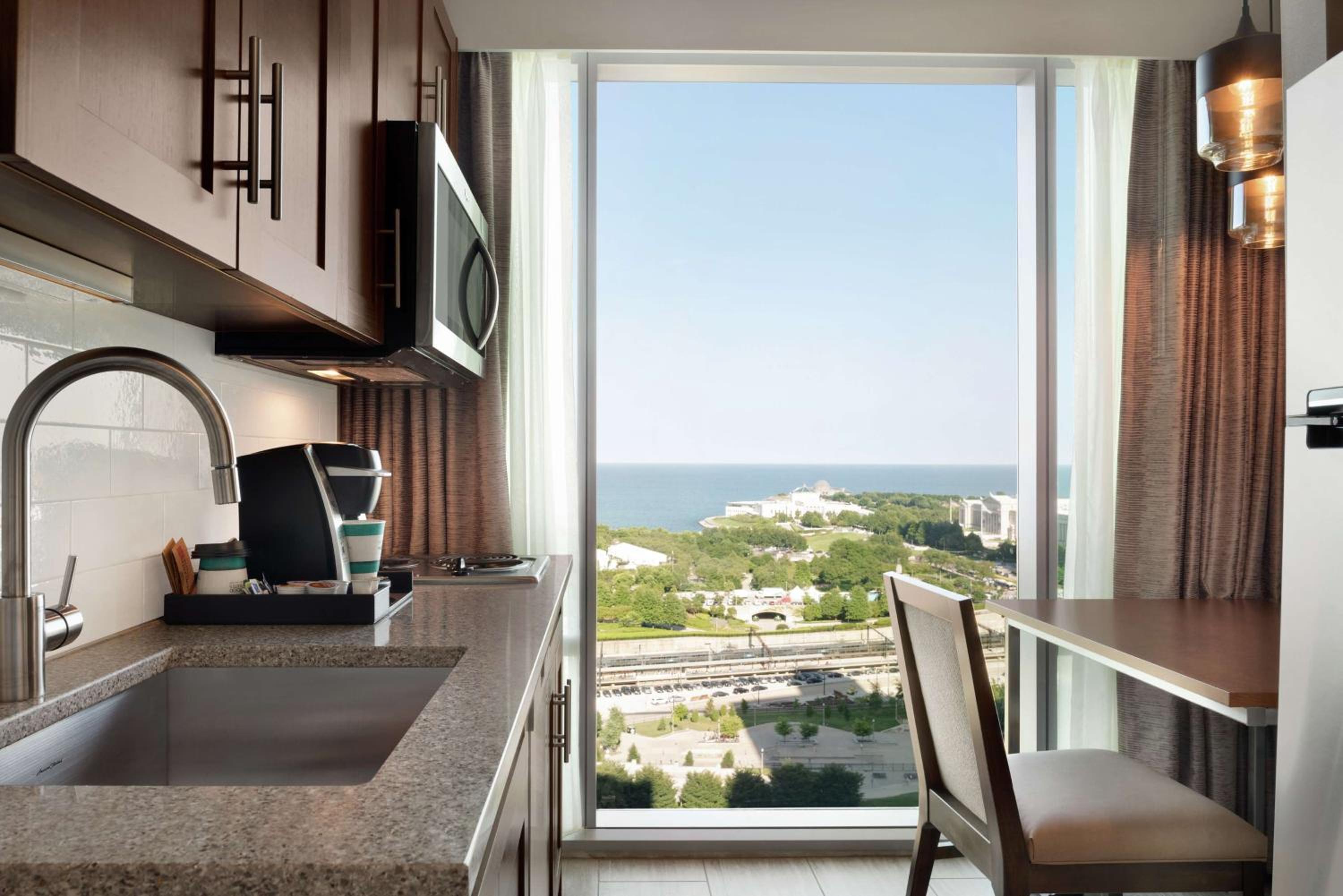One-Bedroom Queen Suite with Two Queen Beds - Non-Smoking - Photo 4