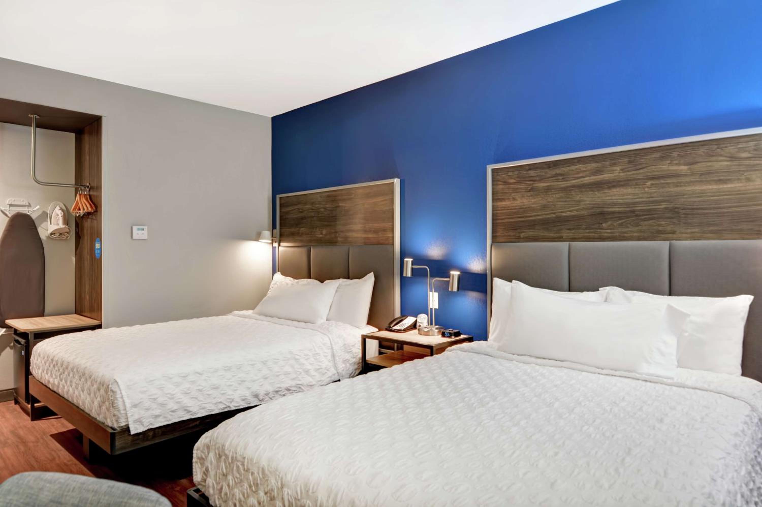 Queen Room with Two Queen Beds - Photo 1
