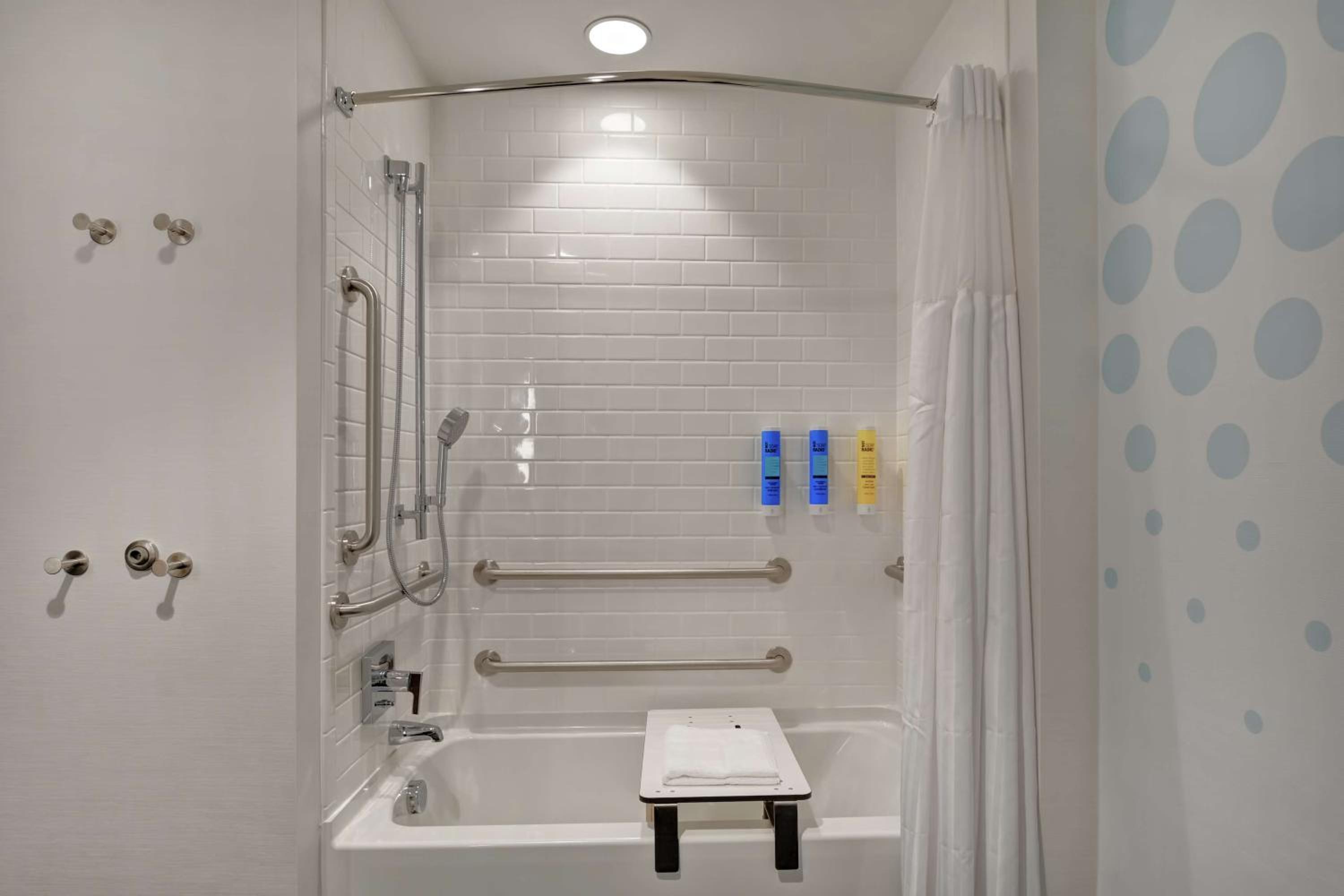 Queen Room with Two Queen Beds - Mobility Access - Photo 4