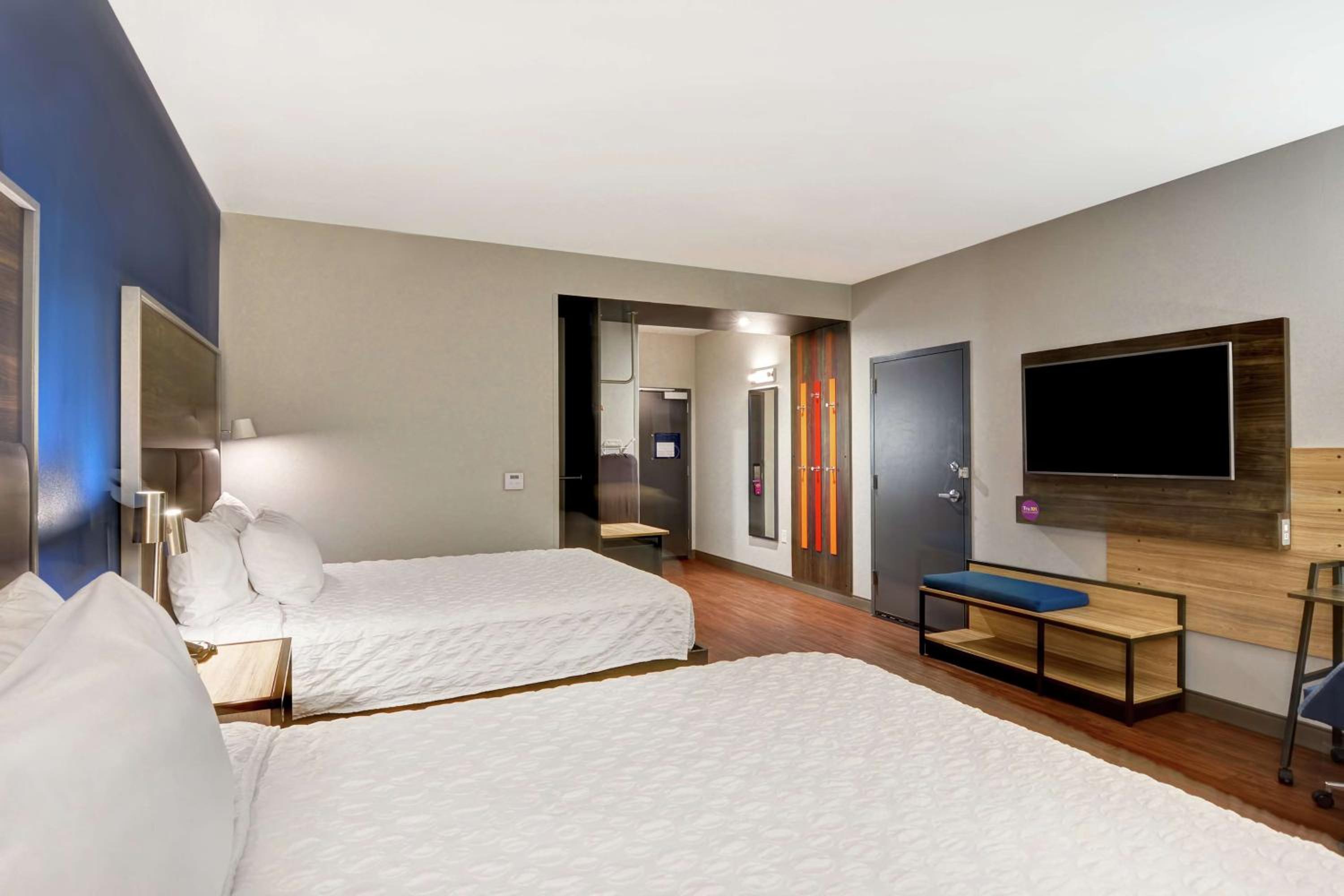 Queen Room with Two Queen Beds - Photo 4