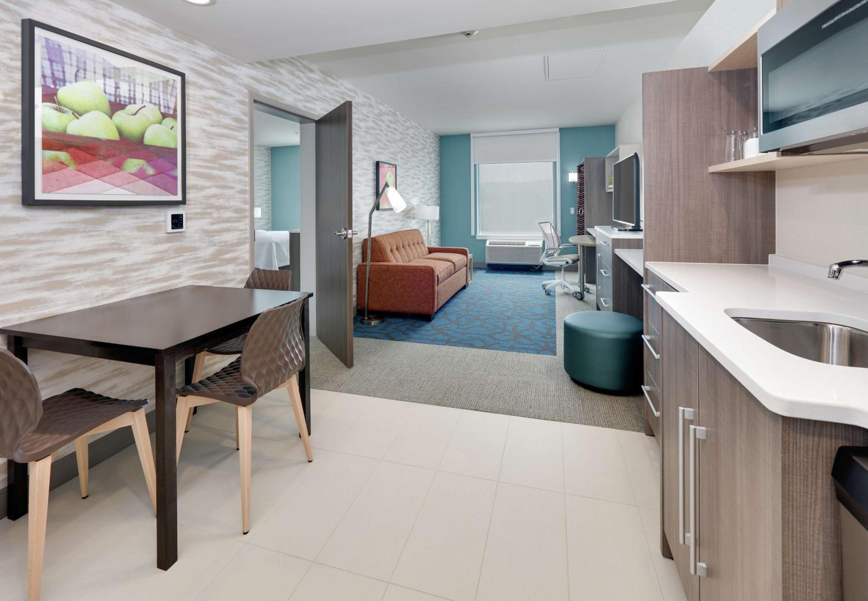 One-Bedroom Queen Suite with Two Queen Beds - Non-Smoking