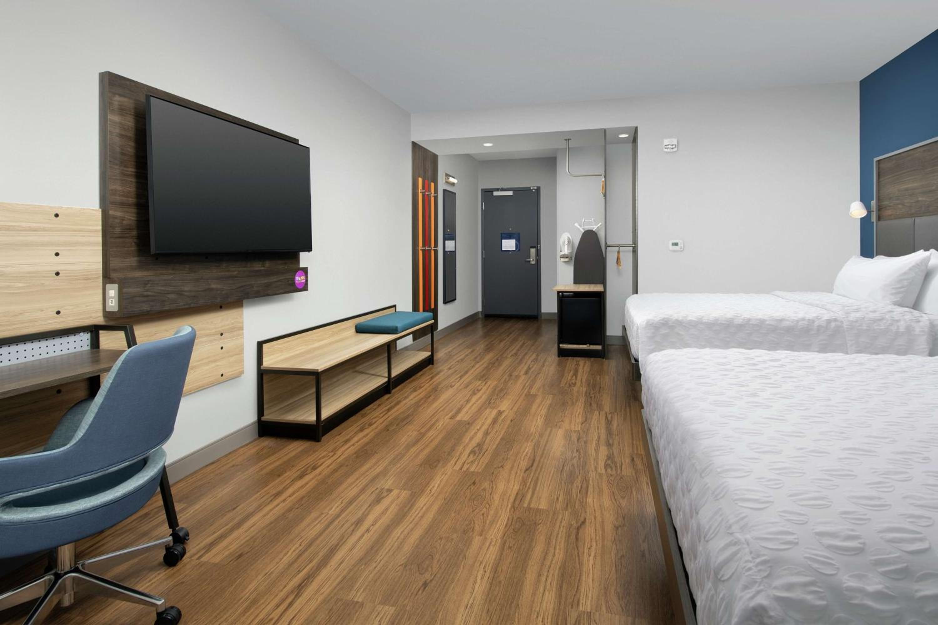 Queen Room with Two Queen Beds - Mobility Access - Photo 8