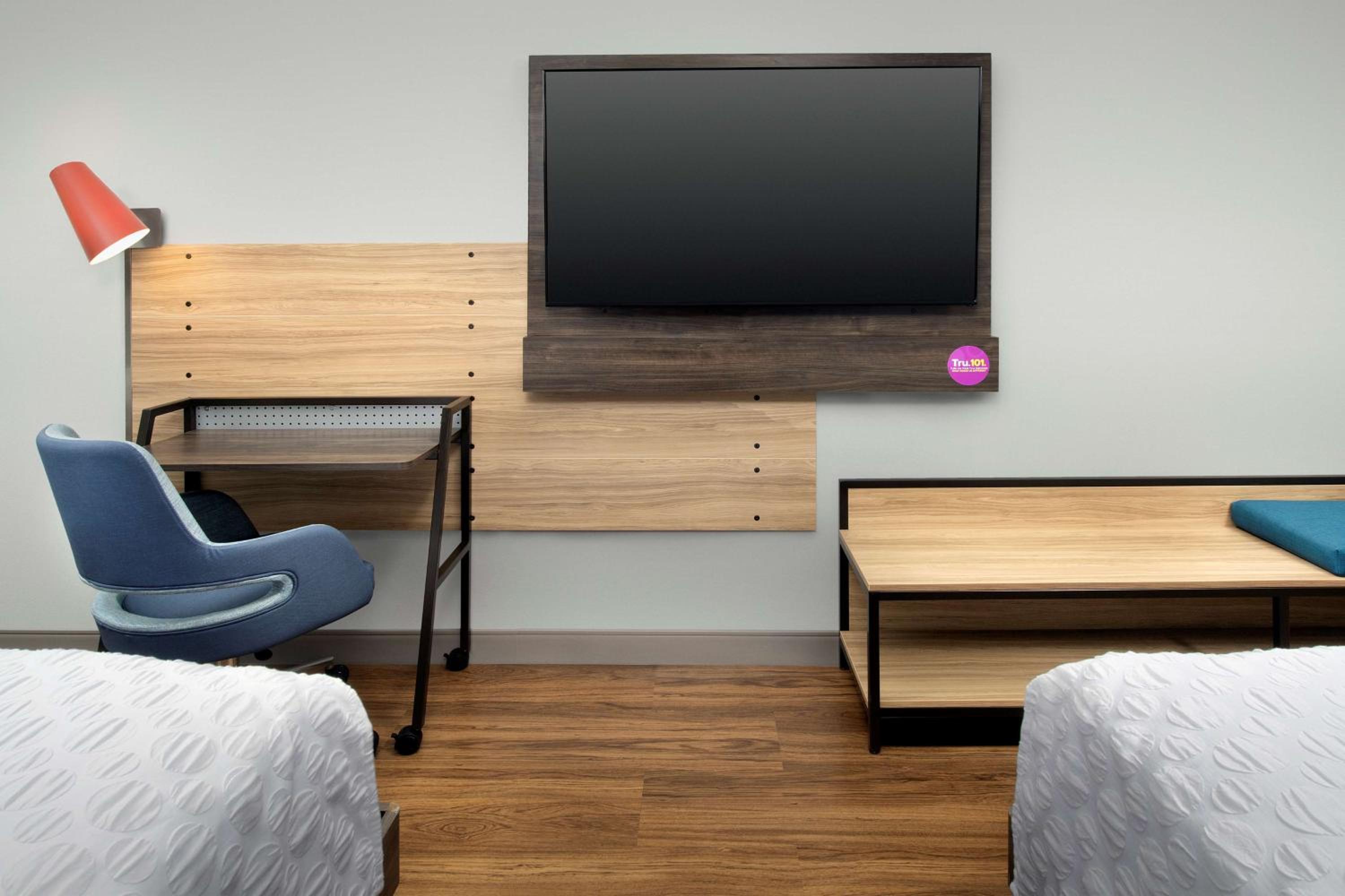 Queen Room with Two Queen Beds - Mobility Access - Photo 9
