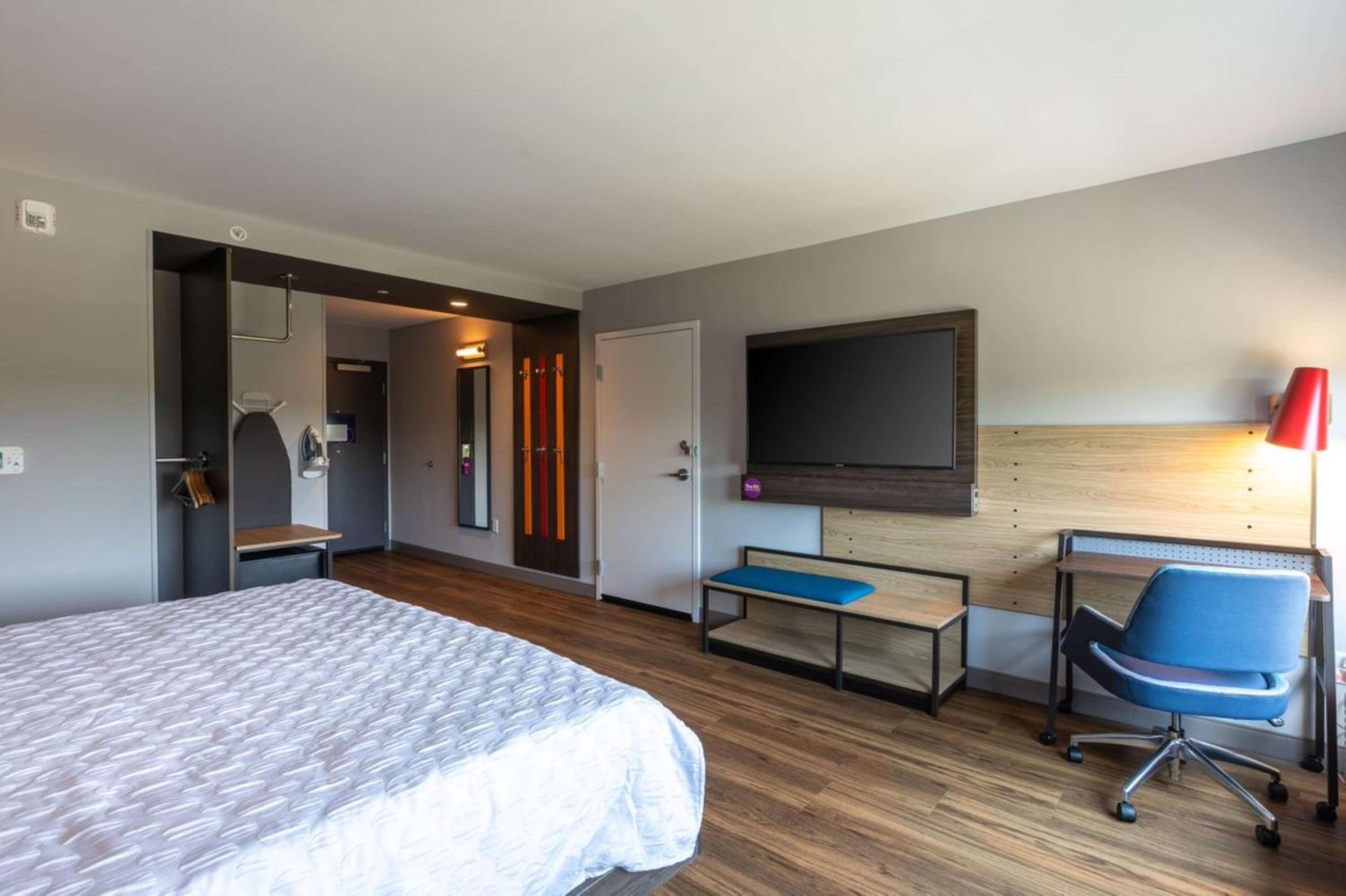 King Room with Roll-In Shower - Mobility Access - Photo 1