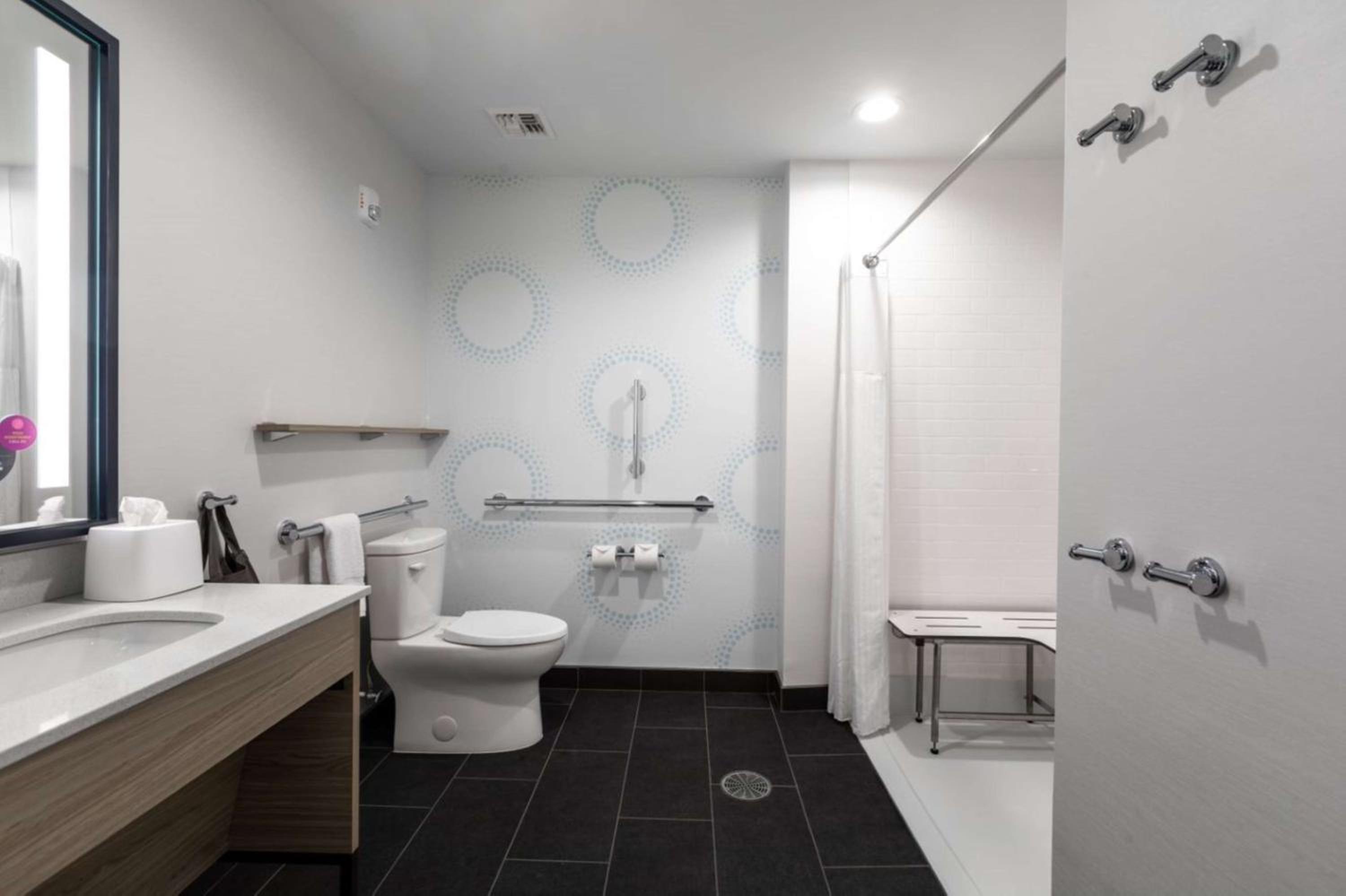 King Room with Roll-In Shower - Mobility Access - Photo 3