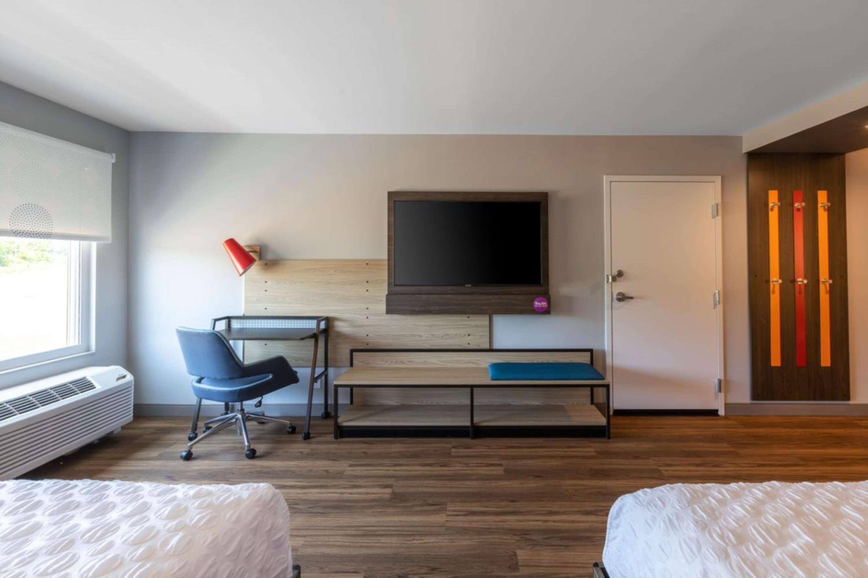 Queen Room with Two Queen Beds and Roll-In Shower - Mobility Access/Non-Smoking - Photo 1
