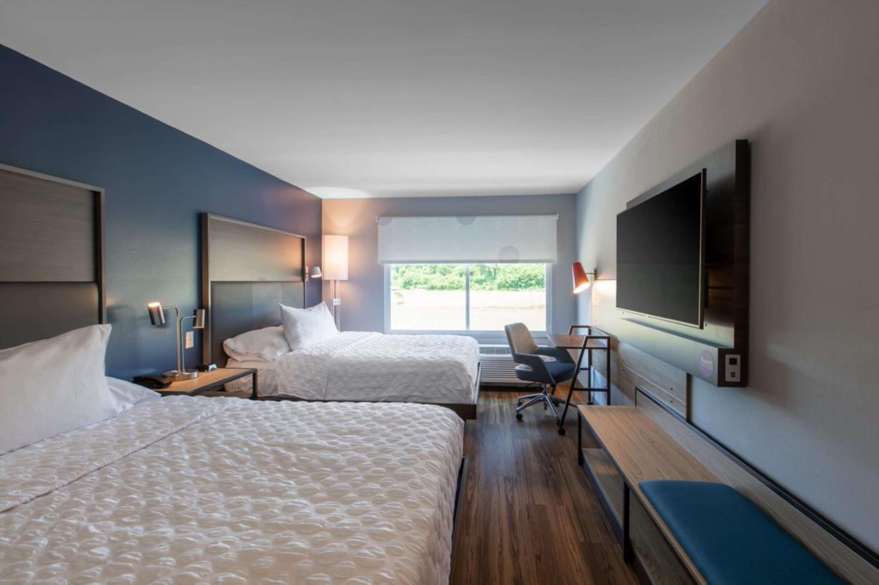 Queen Room with Two Queen Beds - Photo 2