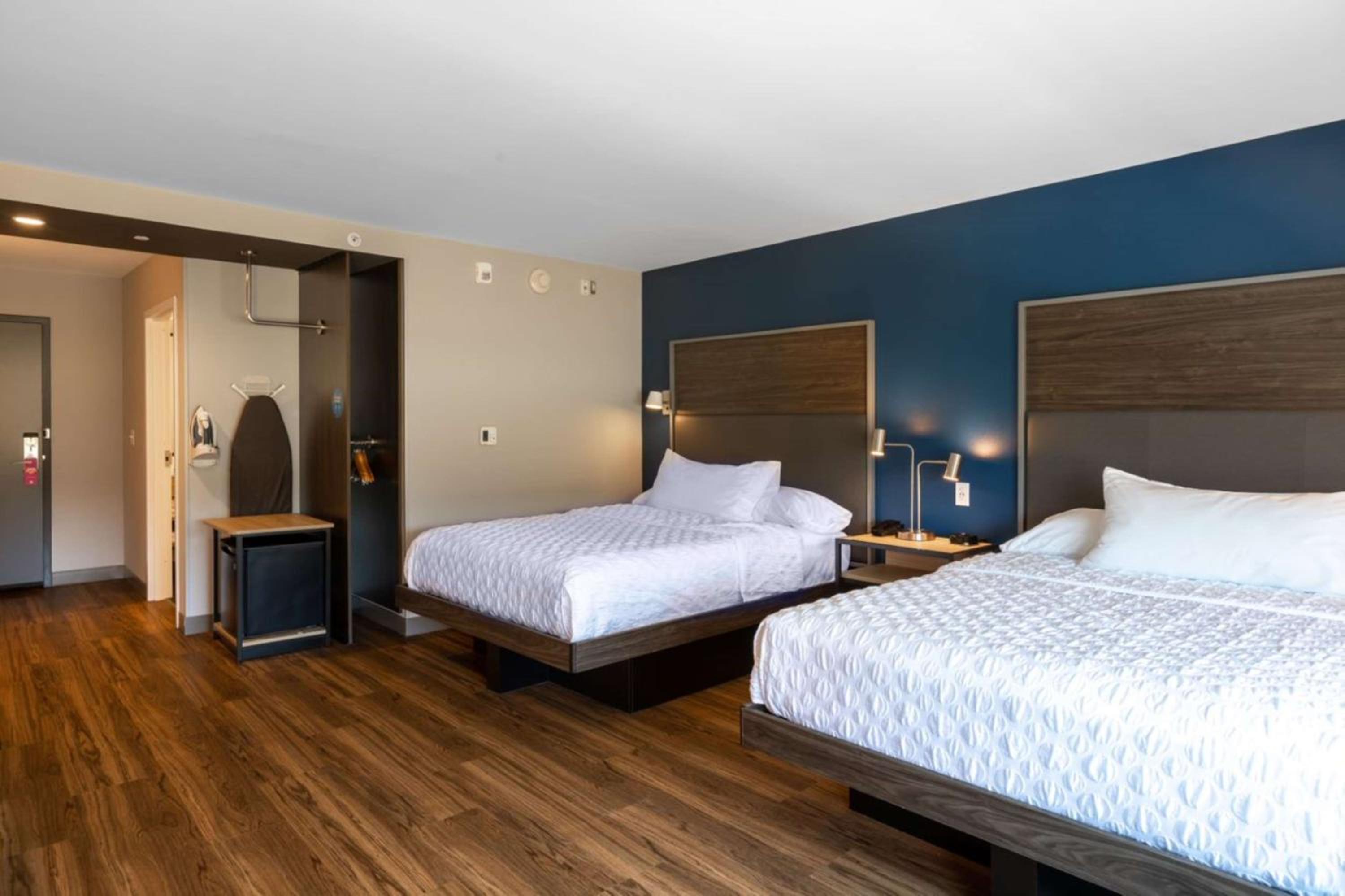 Queen Room with Two Queen Beds and Roll-In Shower - Mobility Access/Non-Smoking - Photo 2