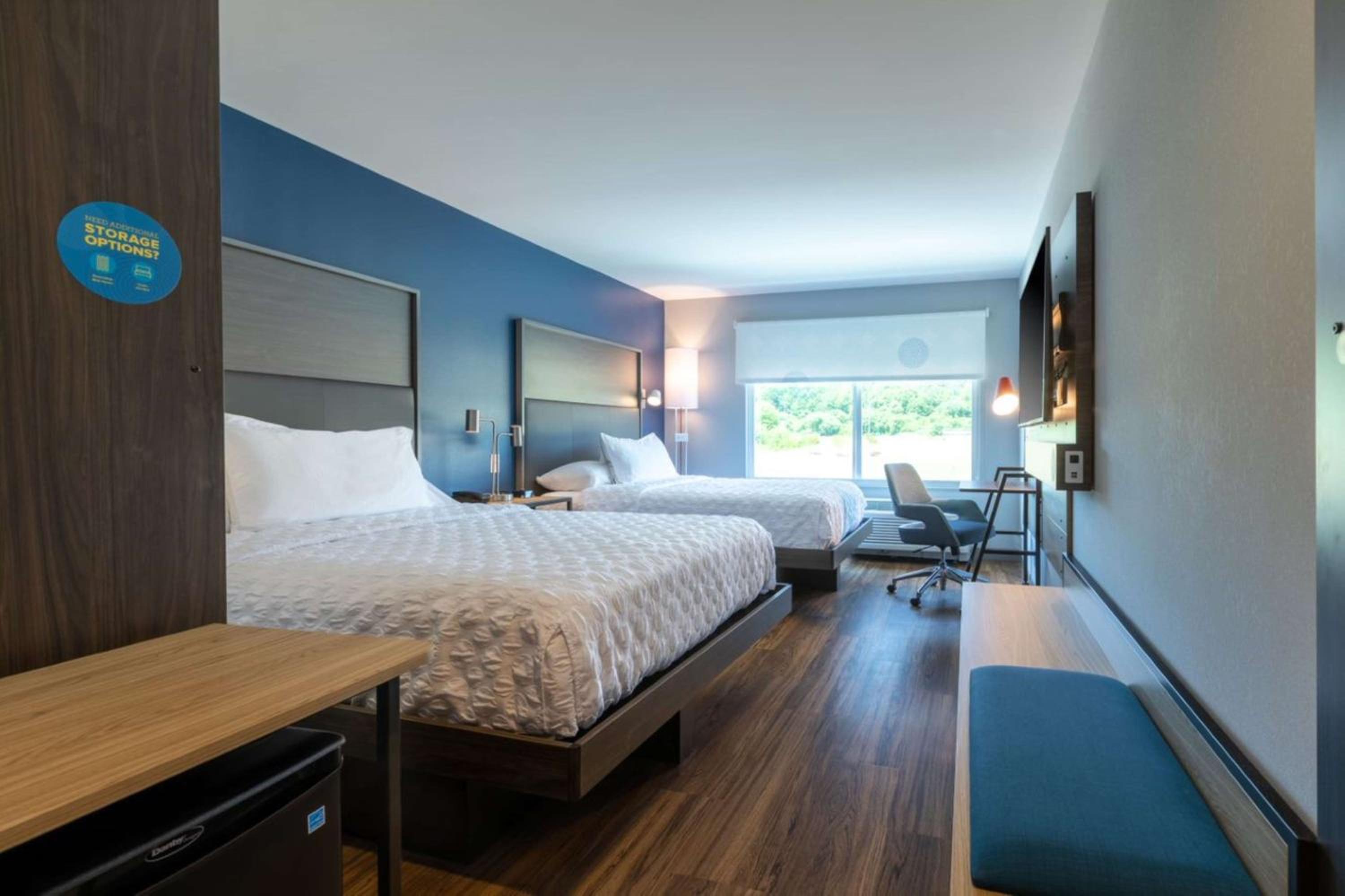 Queen Room with Two Queen Beds - Photo 3