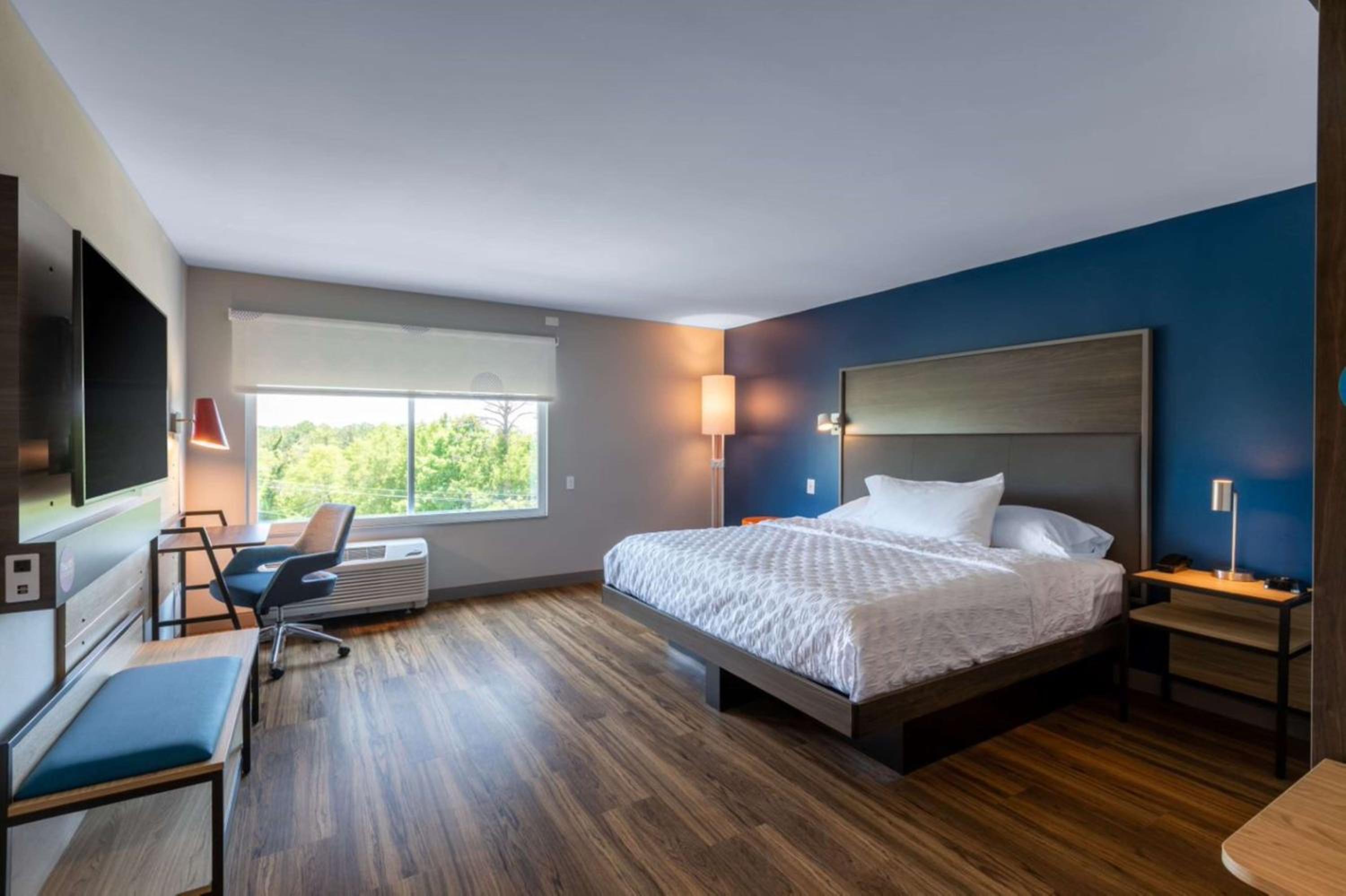 King Room with Roll-In Shower - Mobility Access - Photo 4