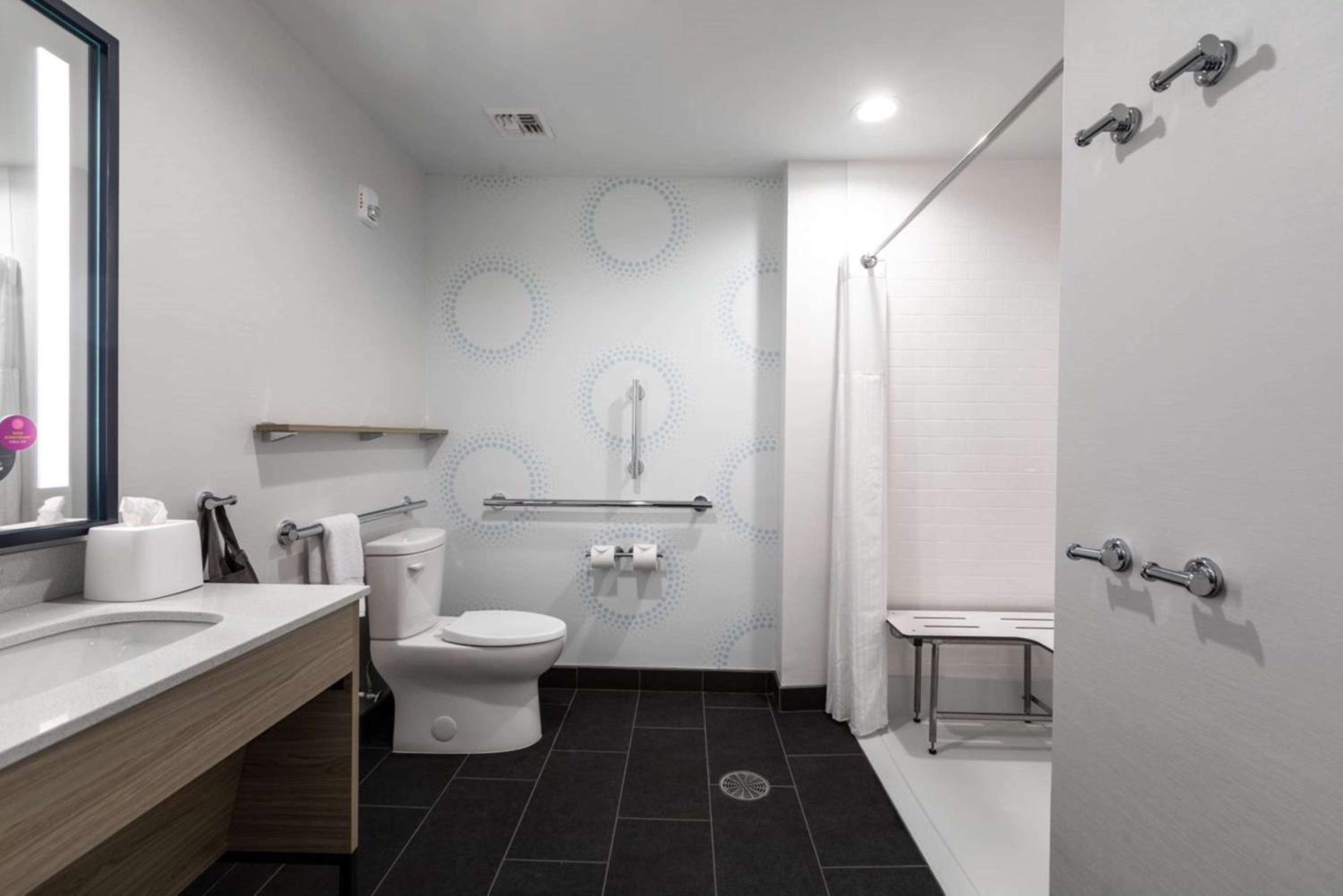 Queen Room with Two Queen Beds and Roll-In Shower - Mobility Access/Non-Smoking - Photo 4