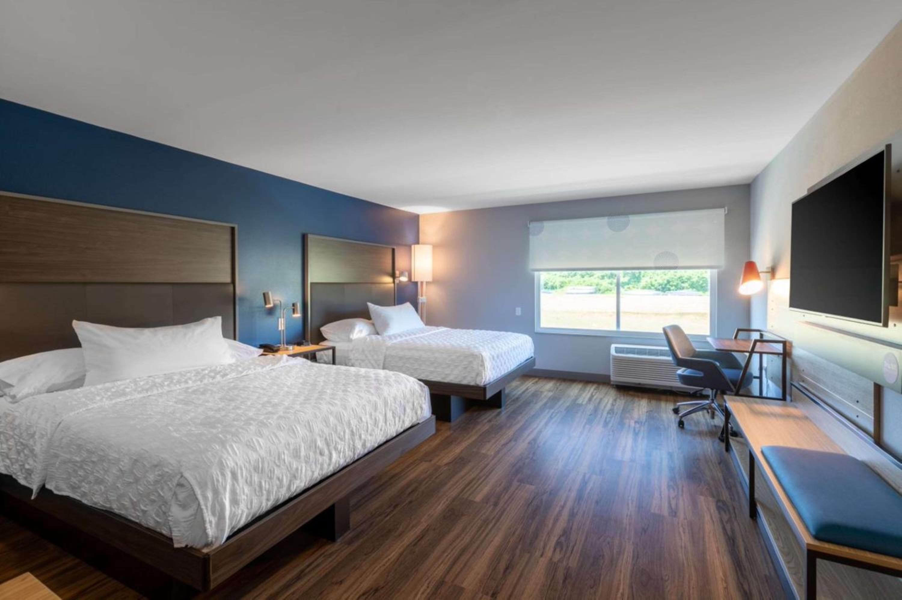 Queen Room with Two Queen Beds and Roll-In Shower - Mobility Access/Non-Smoking - Photo 3