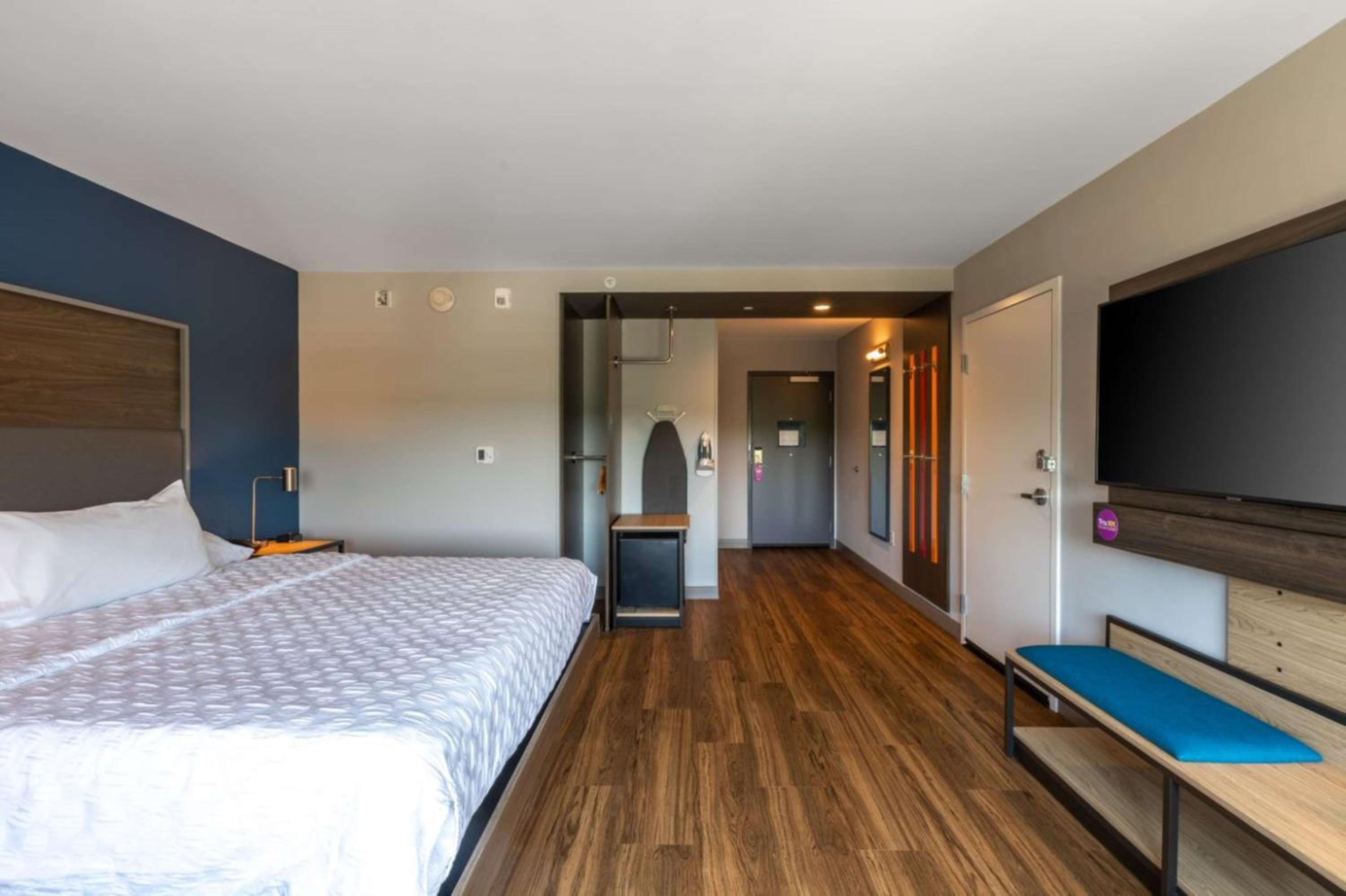 King Room with Roll-In Shower - Mobility Access - Photo 2
