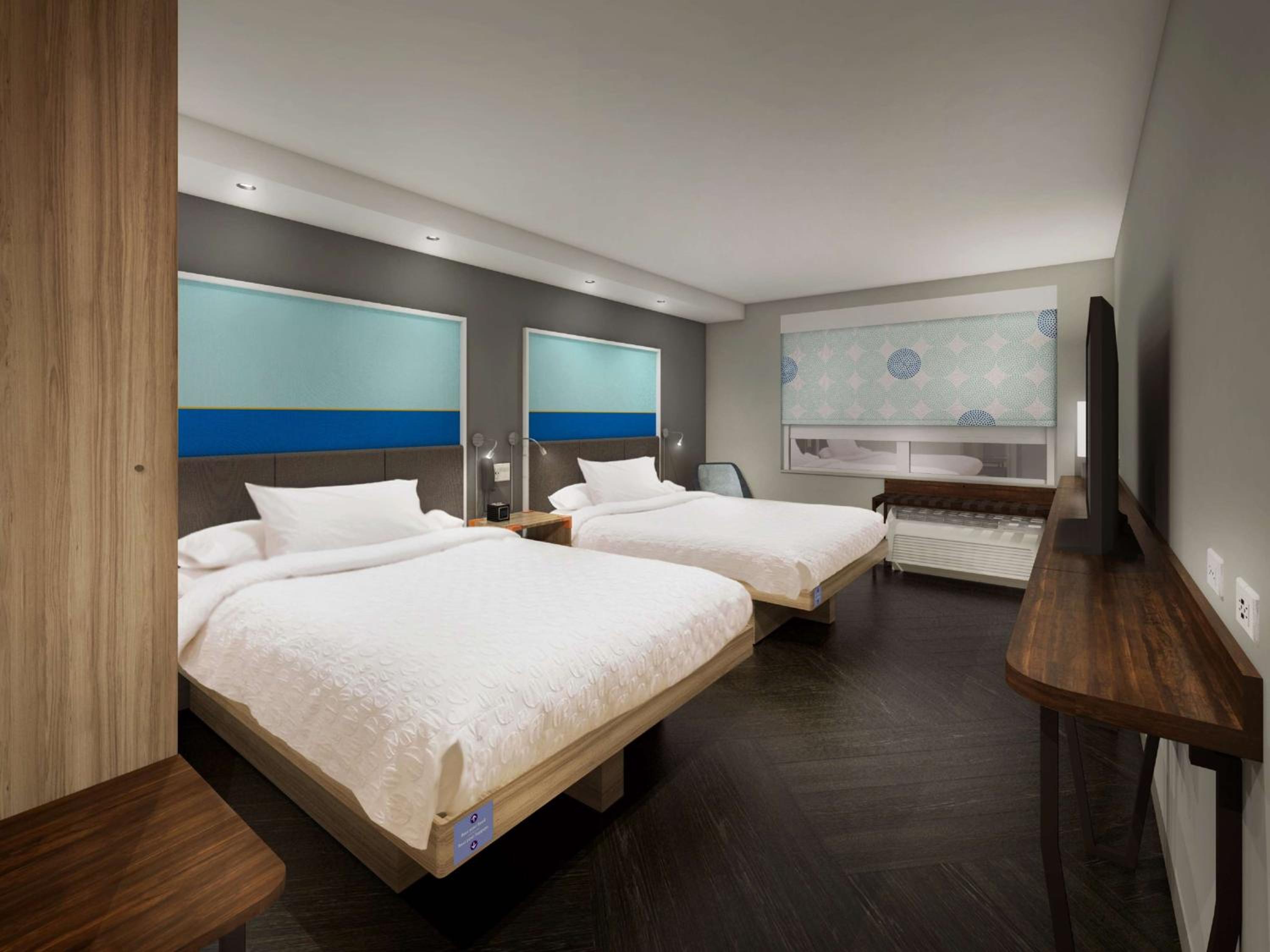 Queen Room with Two Queen Beds - Photo 5