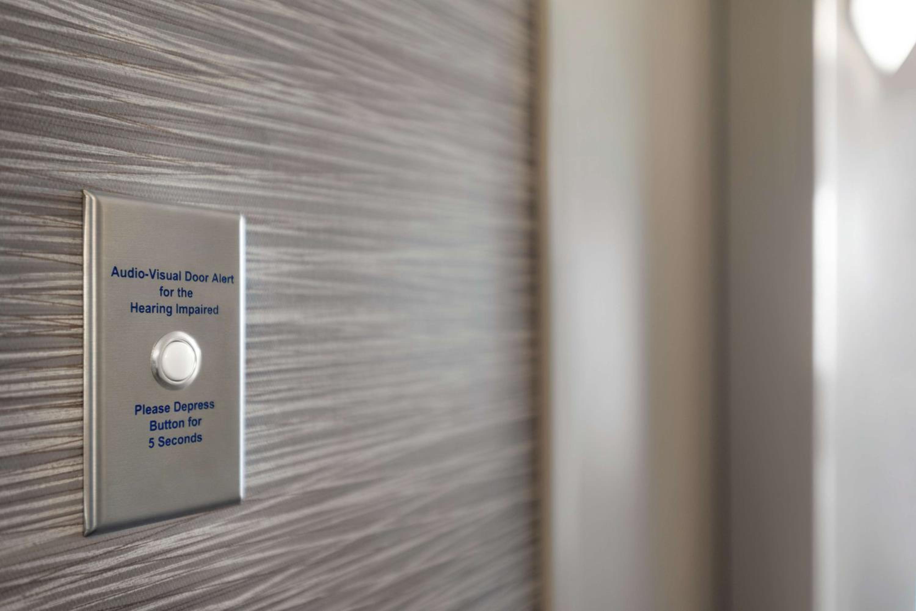 Queen Studio Suite - Hearing Access/Non-Smoking - Photo 3