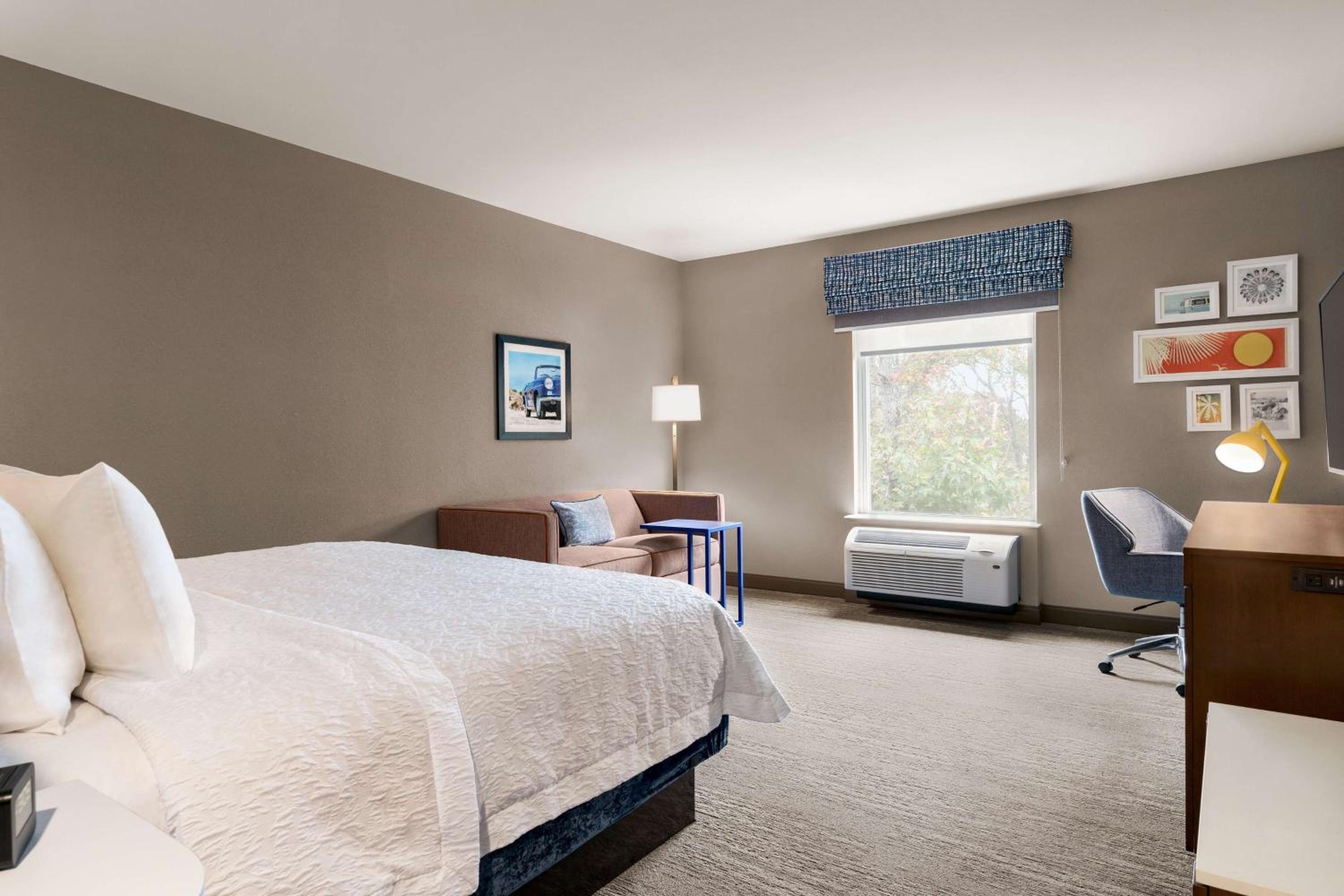King Room with Sofa Bed - Photo 2