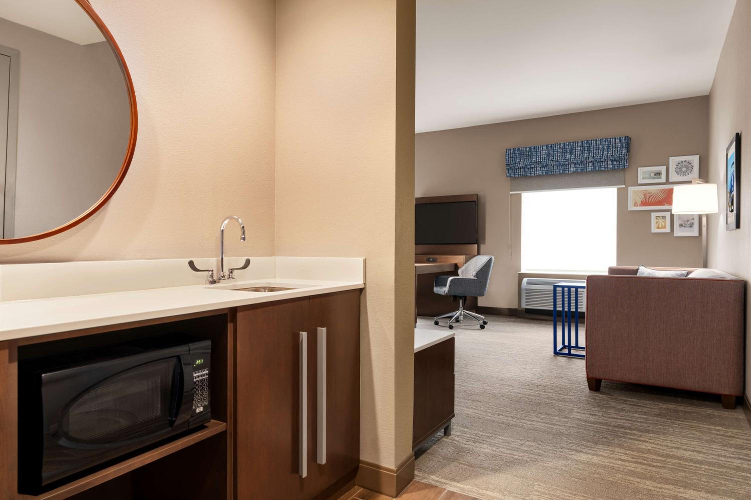 Queen Room with Bath Tub - Mobility Access/Non-Smoking - Photo 2
