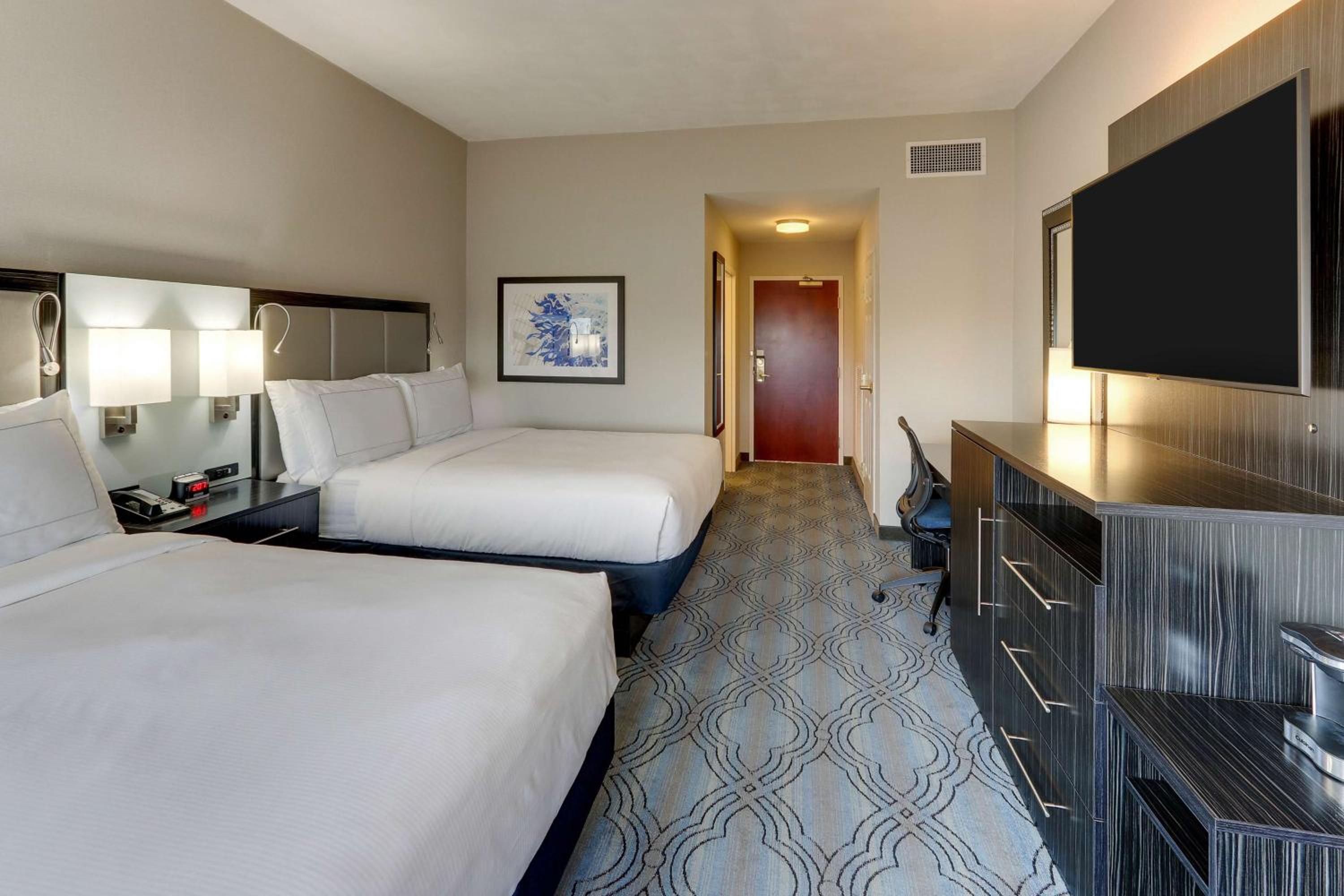 Queen Room with Two Queen Beds with View - Photo 2