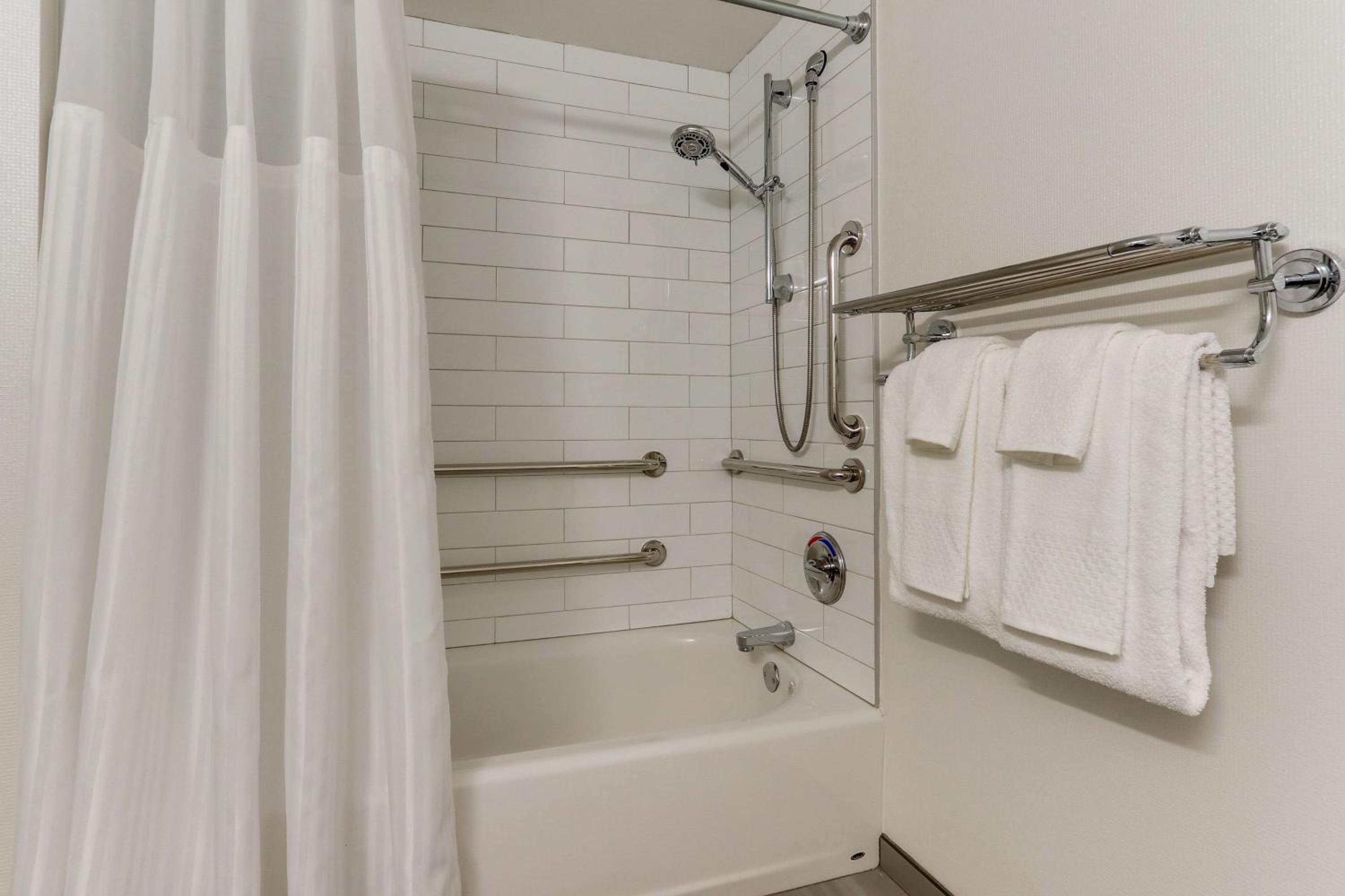 King Room - Mobility Accessible  - Photo 4