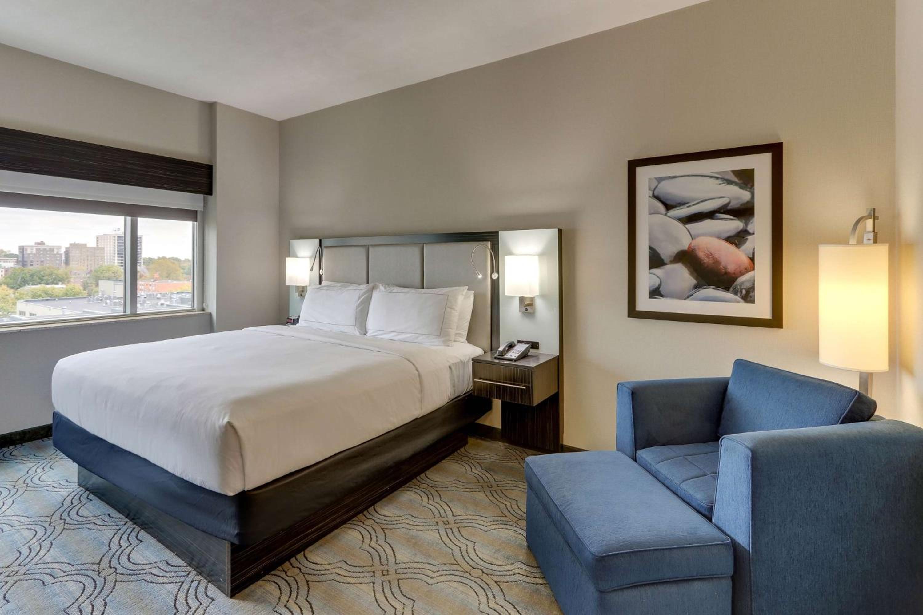King Room - Mobility Accessible  - Photo 3