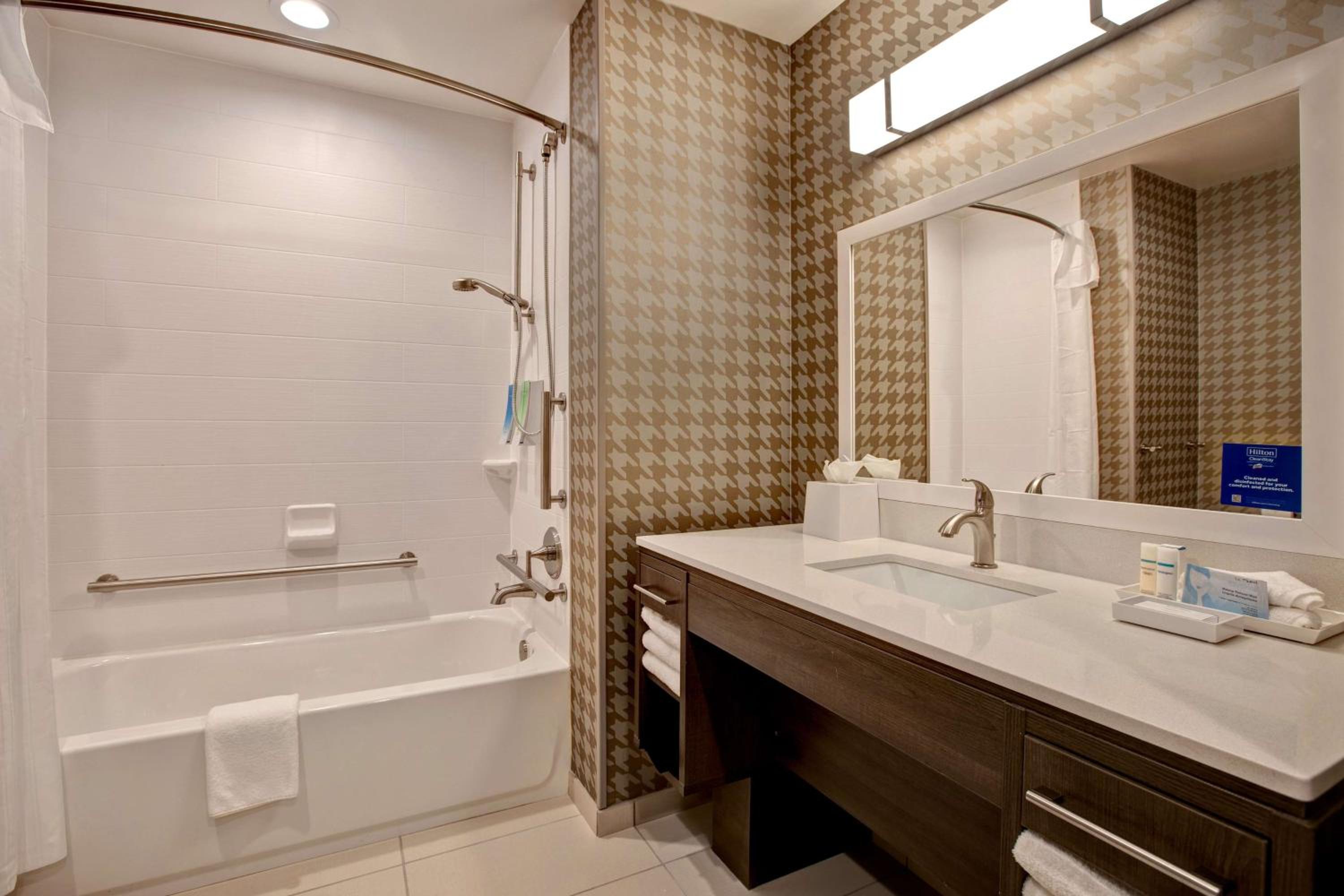 Queen Studio with Two Queen Beds - Mobility Access/Non-Smoking - Photo 2