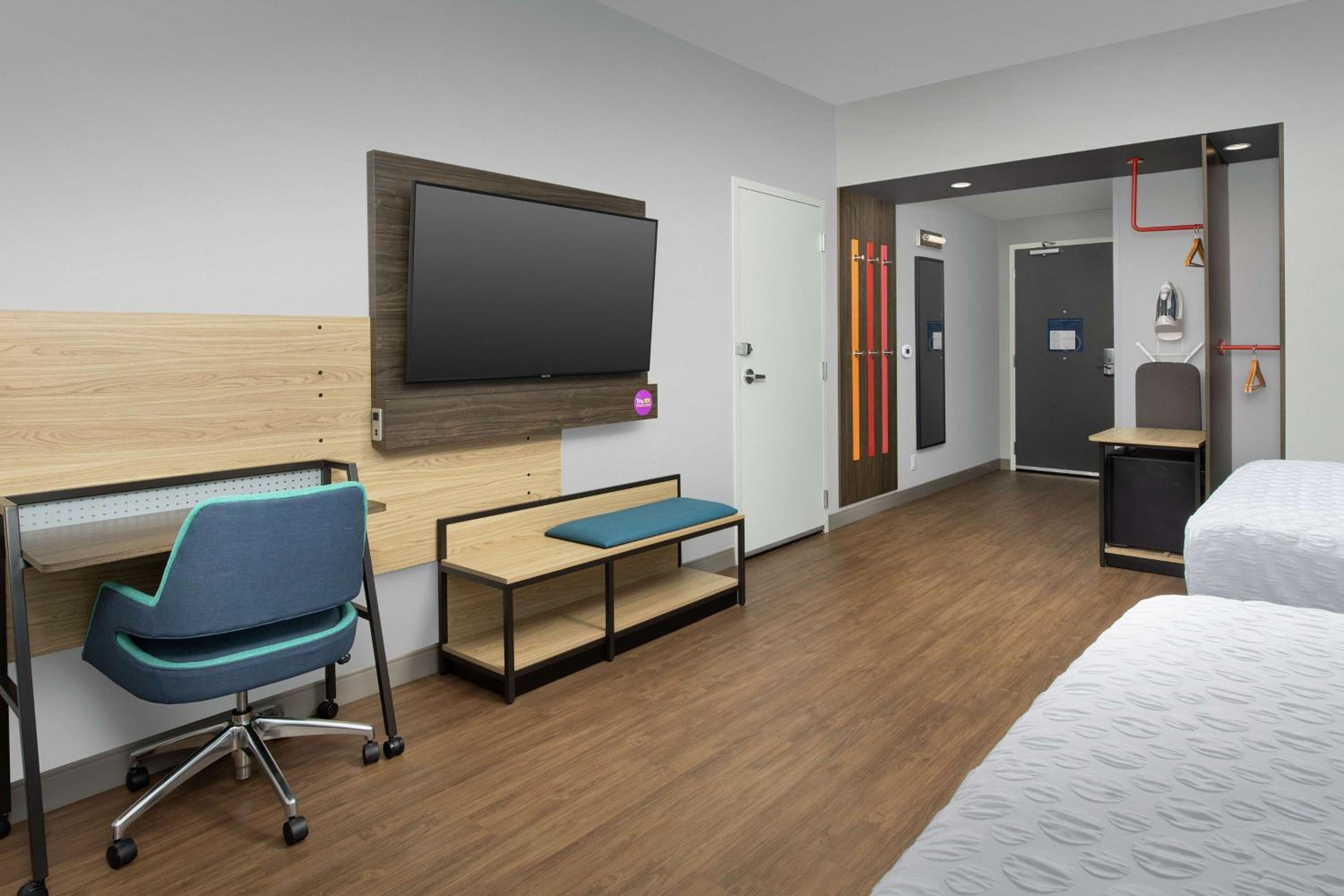 Queen Room with Two Queen Beds and Accessible Tub - Mobility Access photo 2