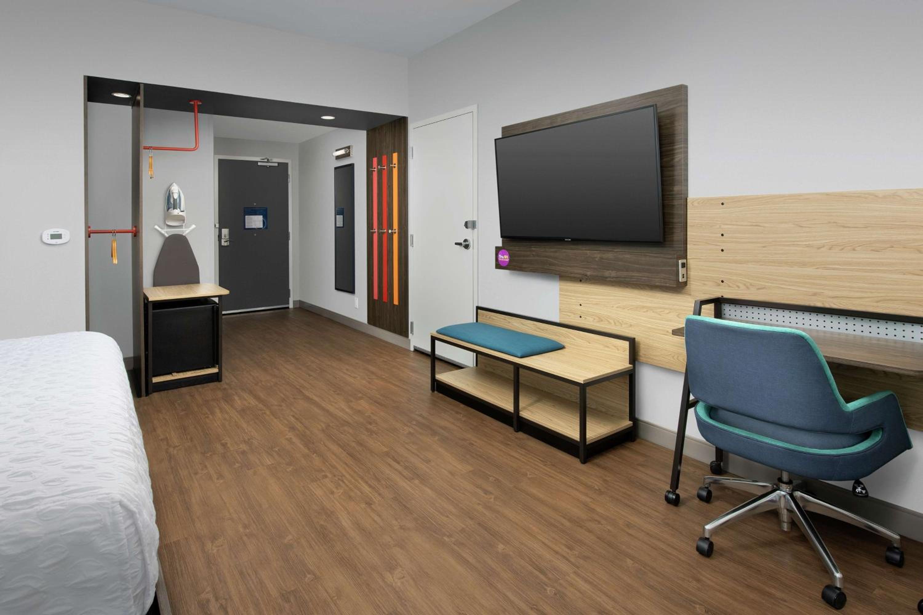 King Room with Bath Tub - Mobility Access photo 3