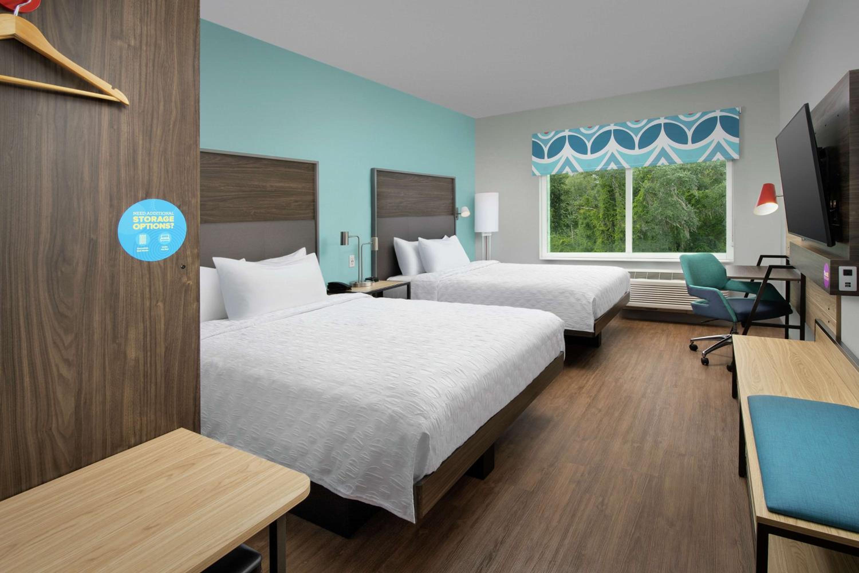 Queen Room with Two Queen Beds photo 3