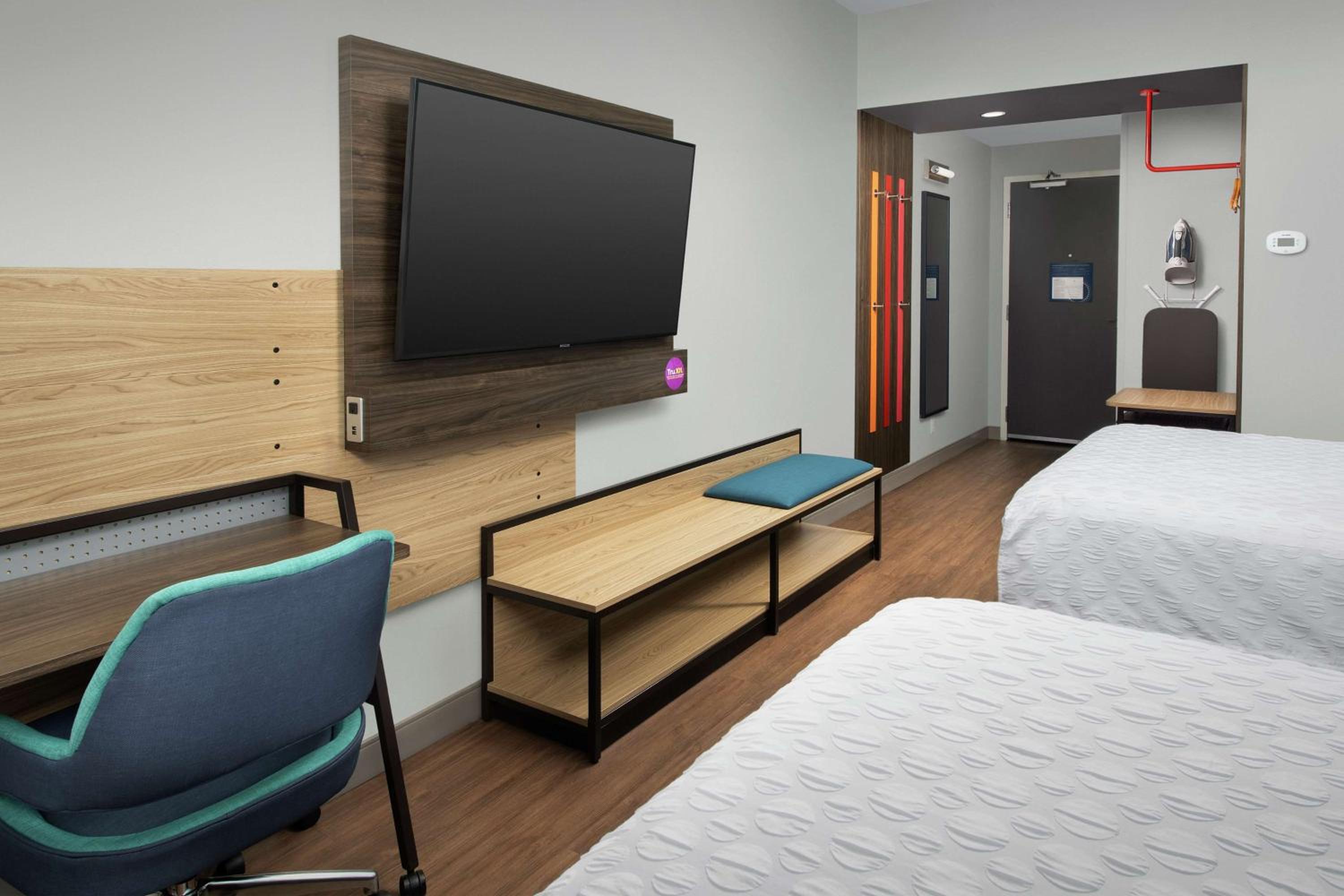 Queen Room with Two Queen Beds - Hearing Access photo 2
