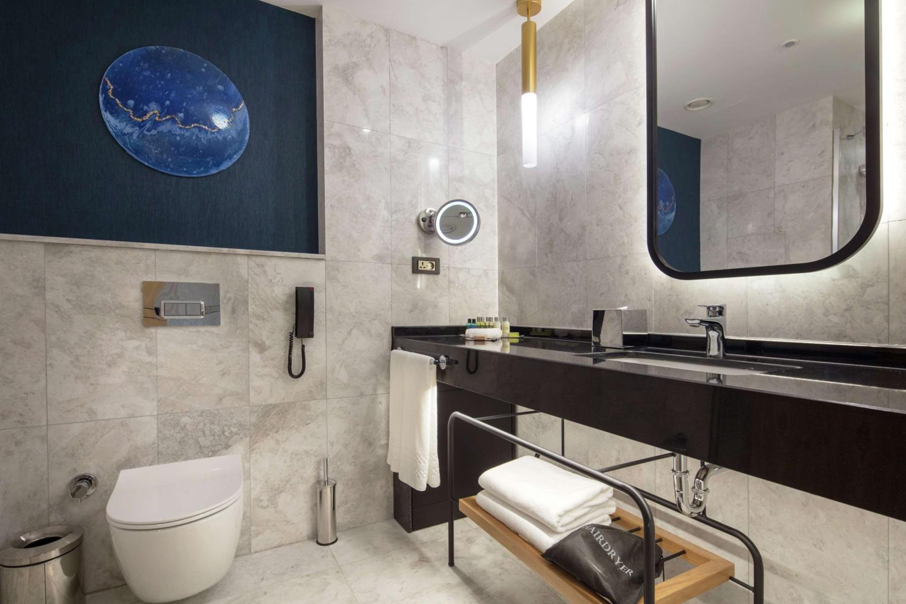 One-Bedroom King Suite thumbnail 6