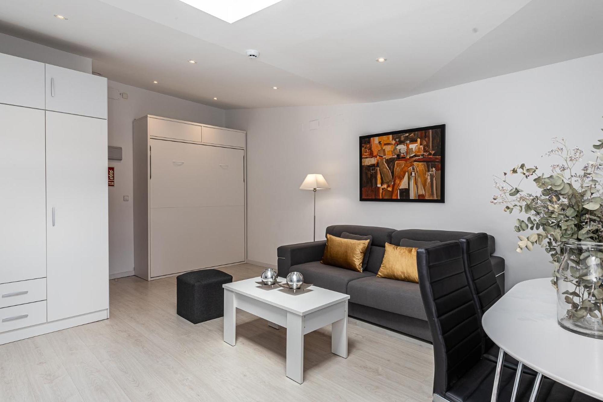 One-Bedroom Apartment photo 2