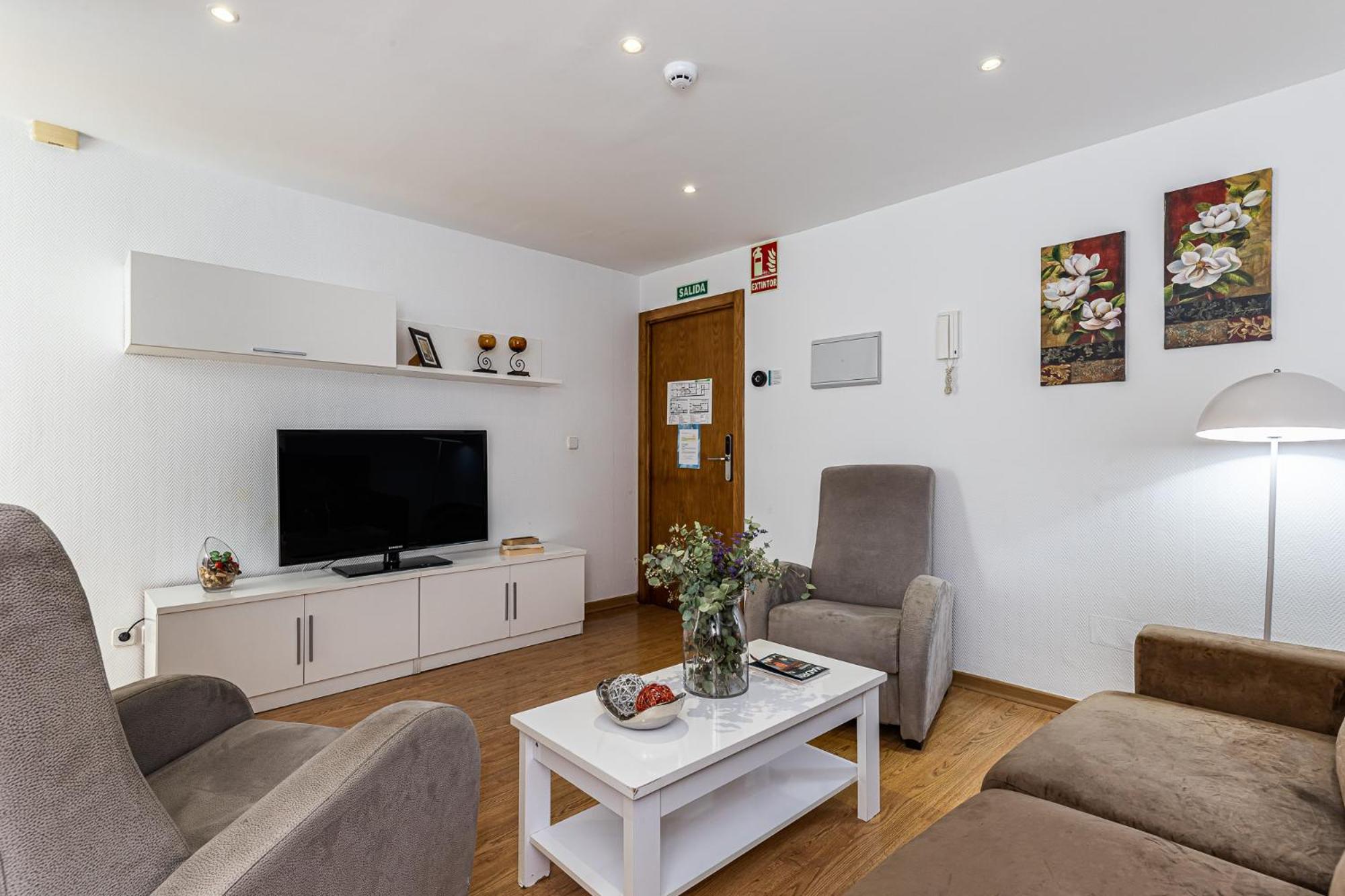 One-Bedroom Apartment photo 2
