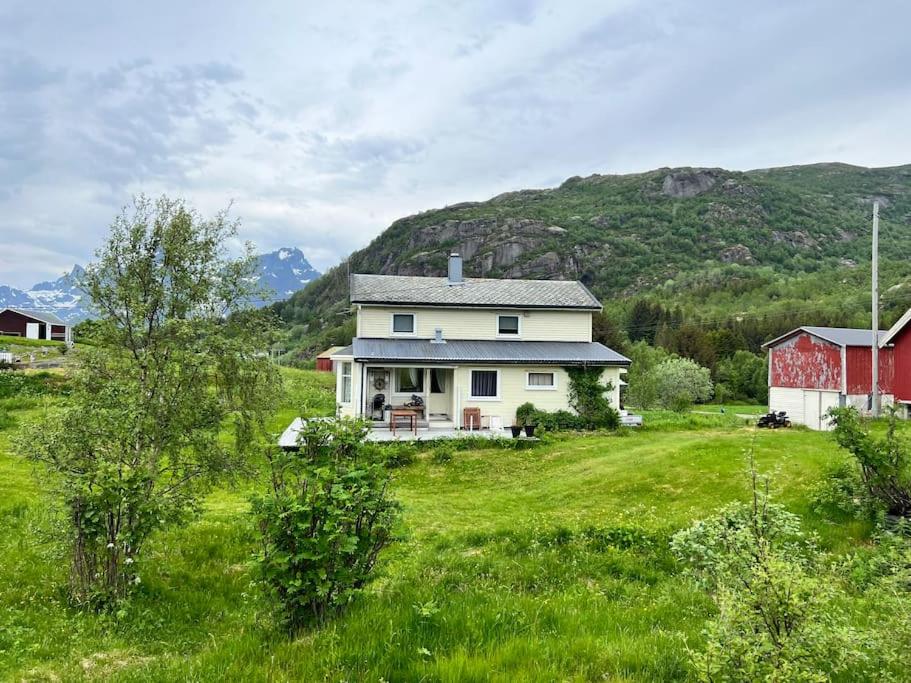 Five-Bedroom House photo 1